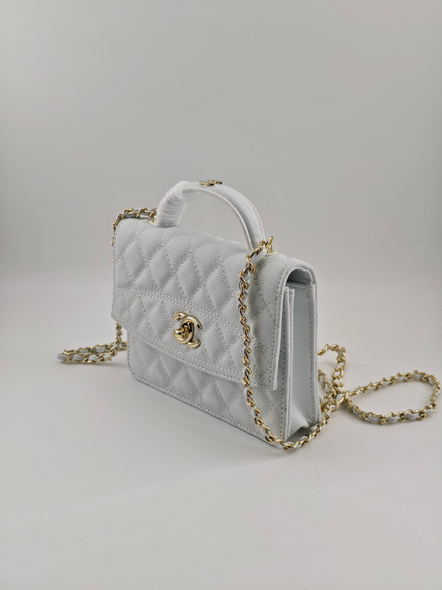  25c春节新款小香手拎包双肩包
白色头层牛皮鱼子酱金扣
实物实拍
尺寸：14*18*3*cm
款号：1