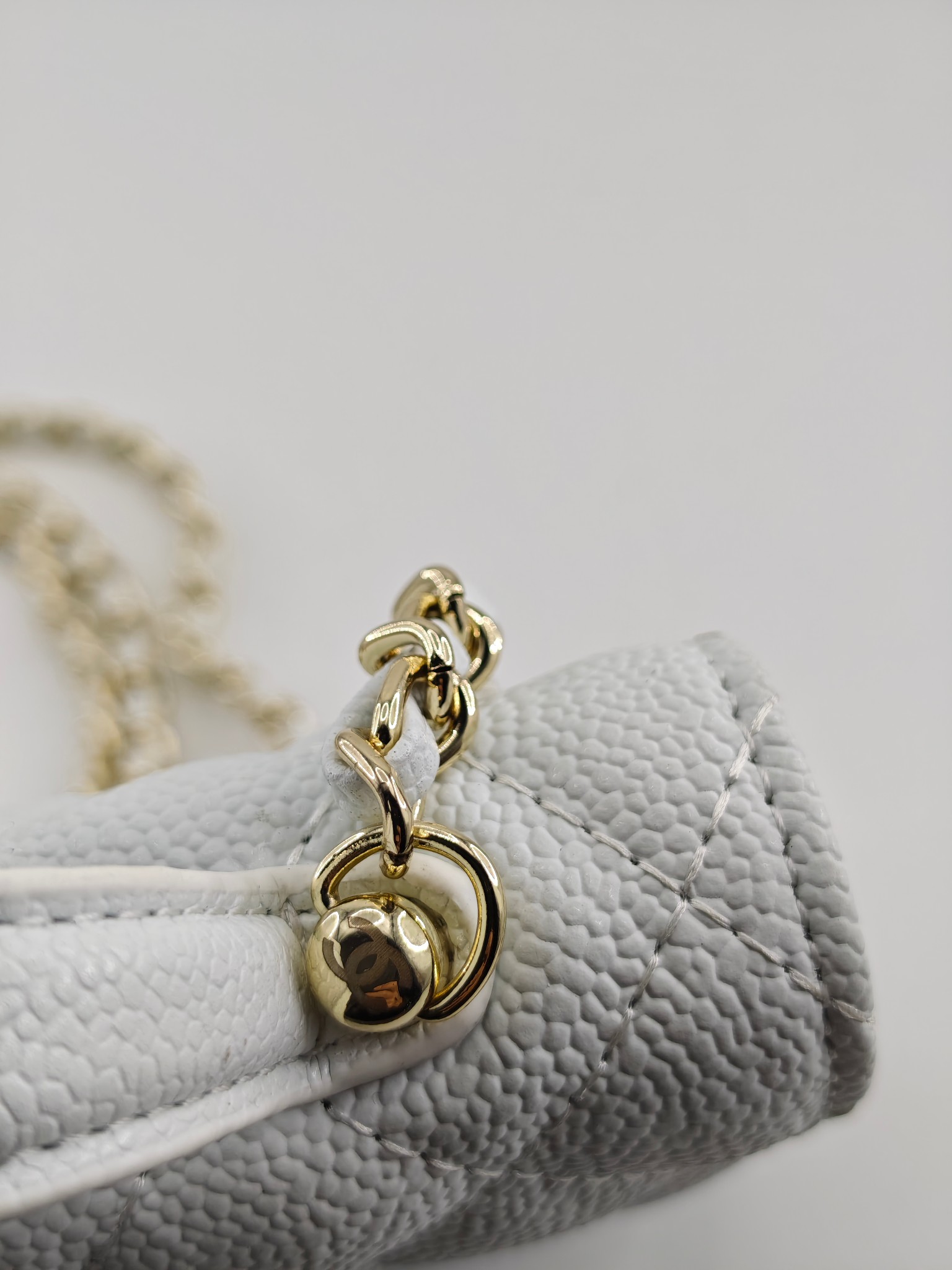  25c春节新款小香手拎包双肩包
白色头层牛皮鱼子酱金扣
实物实拍
尺寸：14*18*3*cm
款号：1