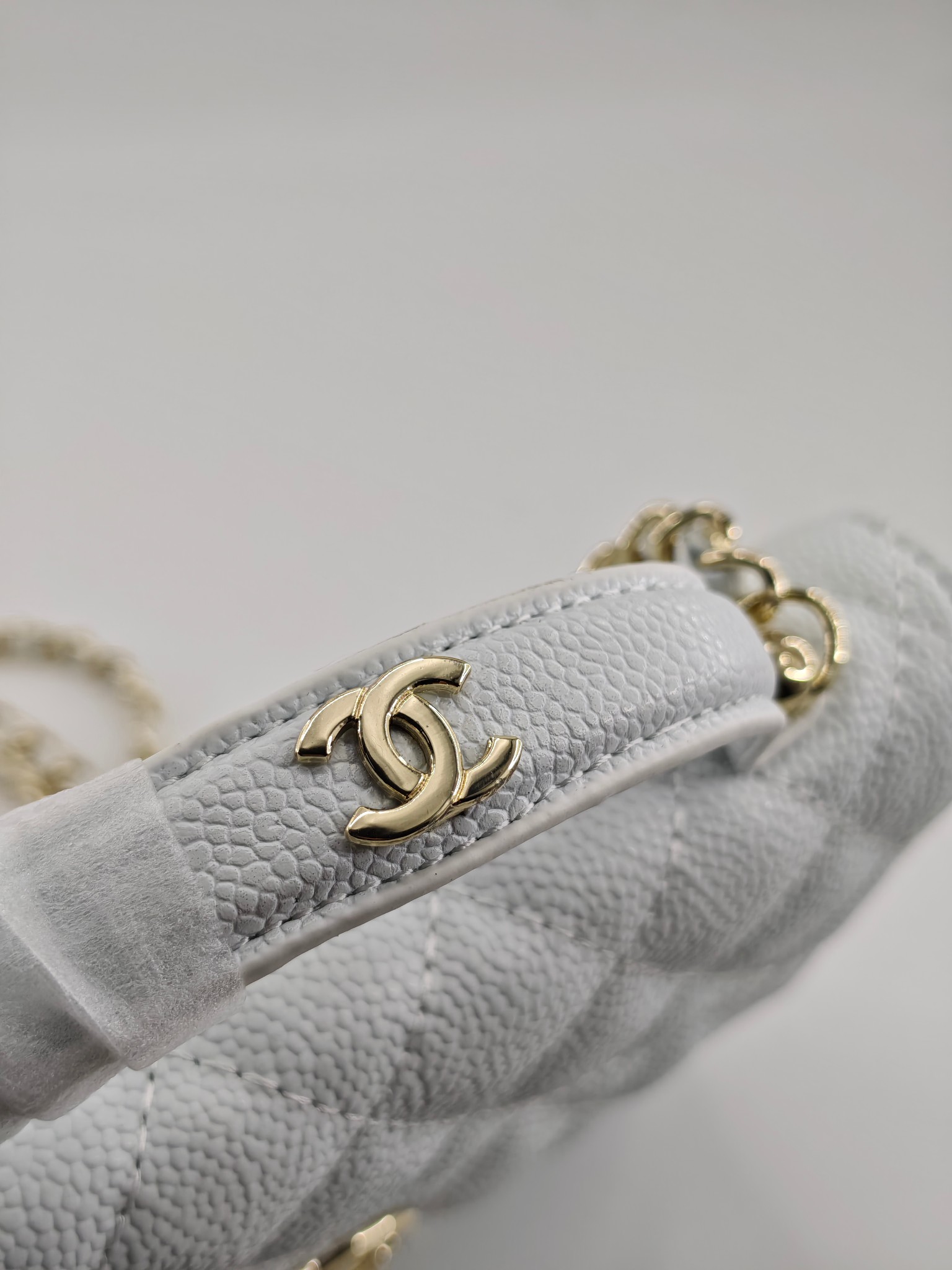  25c春节新款小香手拎包双肩包
白色头层牛皮鱼子酱金扣
实物实拍
尺寸：14*18*3*cm
款号：1