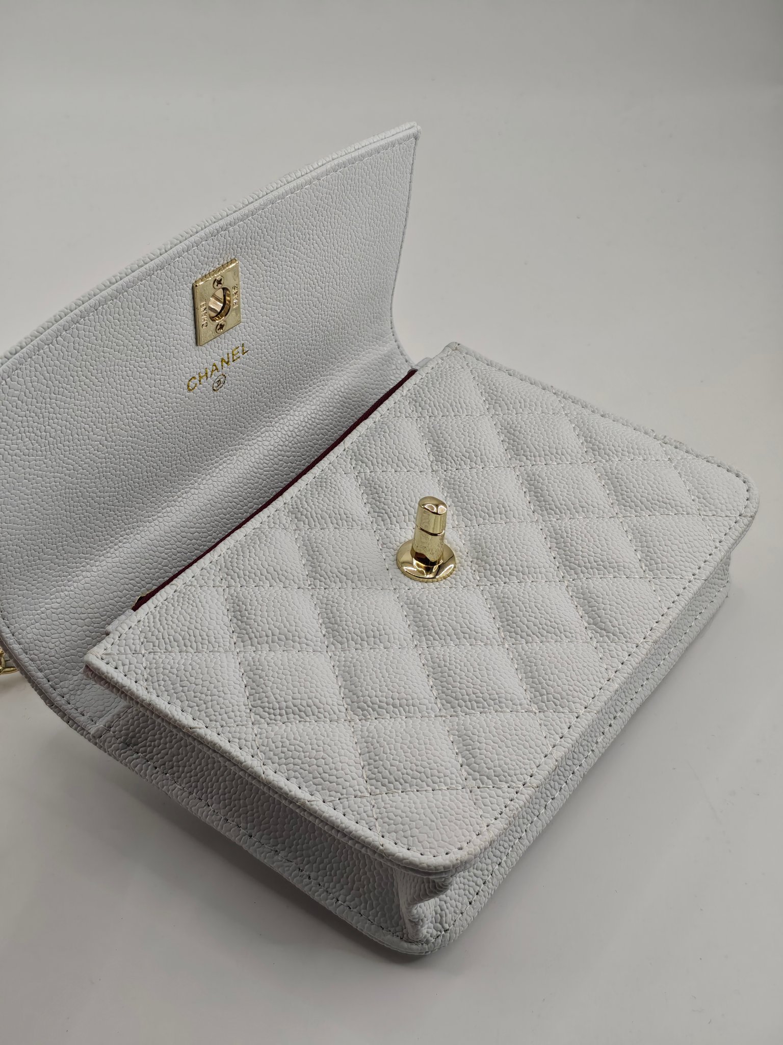  25c春节新款小香手拎包双肩包
白色头层牛皮鱼子酱金扣
实物实拍
尺寸：14*18*3*cm
款号：1