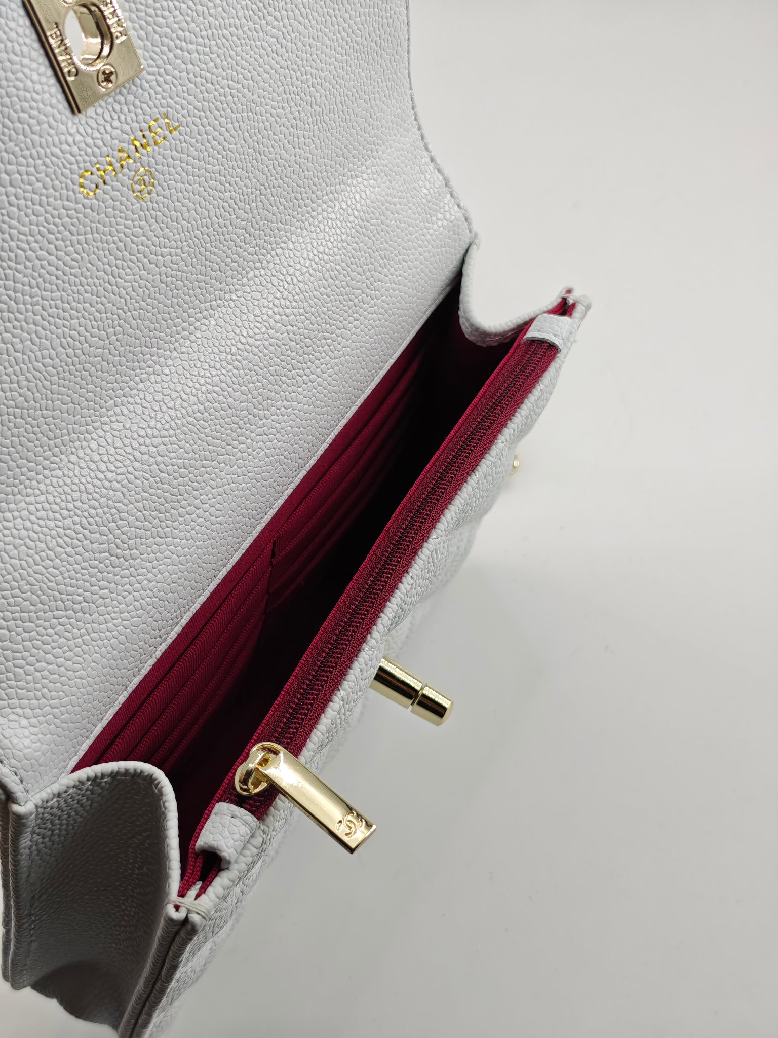  25c春节新款小香手拎包双肩包
白色头层牛皮鱼子酱金扣
实物实拍
尺寸：14*18*3*cm
款号：1