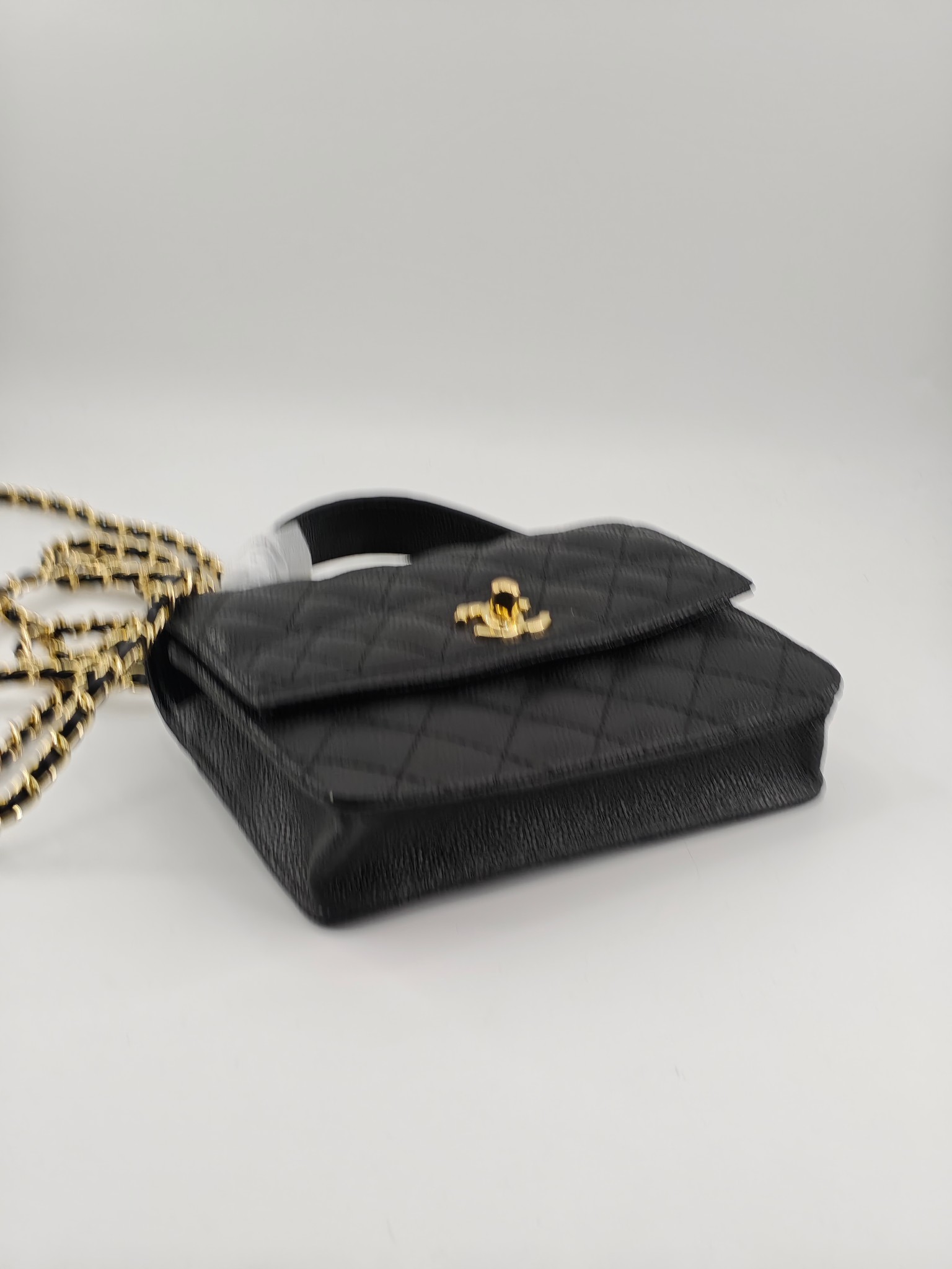  25c春节新款小香手拎包双肩包
黑色头层牛皮鱼子酱金扣
实物实拍
尺寸：14*18*3*cm
款号：1