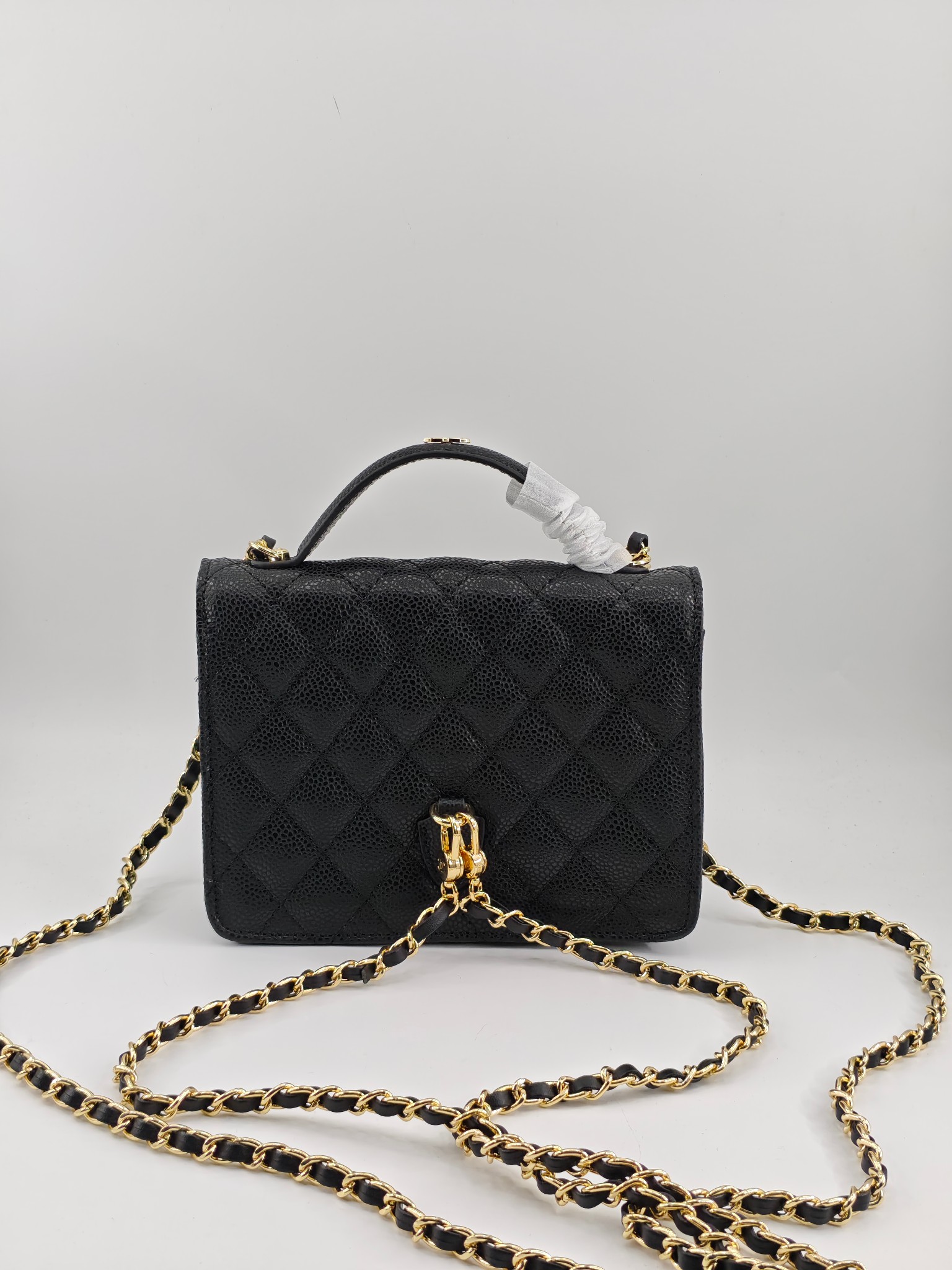  25c春节新款小香手拎包双肩包
黑色头层牛皮鱼子酱金扣
实物实拍
尺寸：14*18*3*cm
款号：1