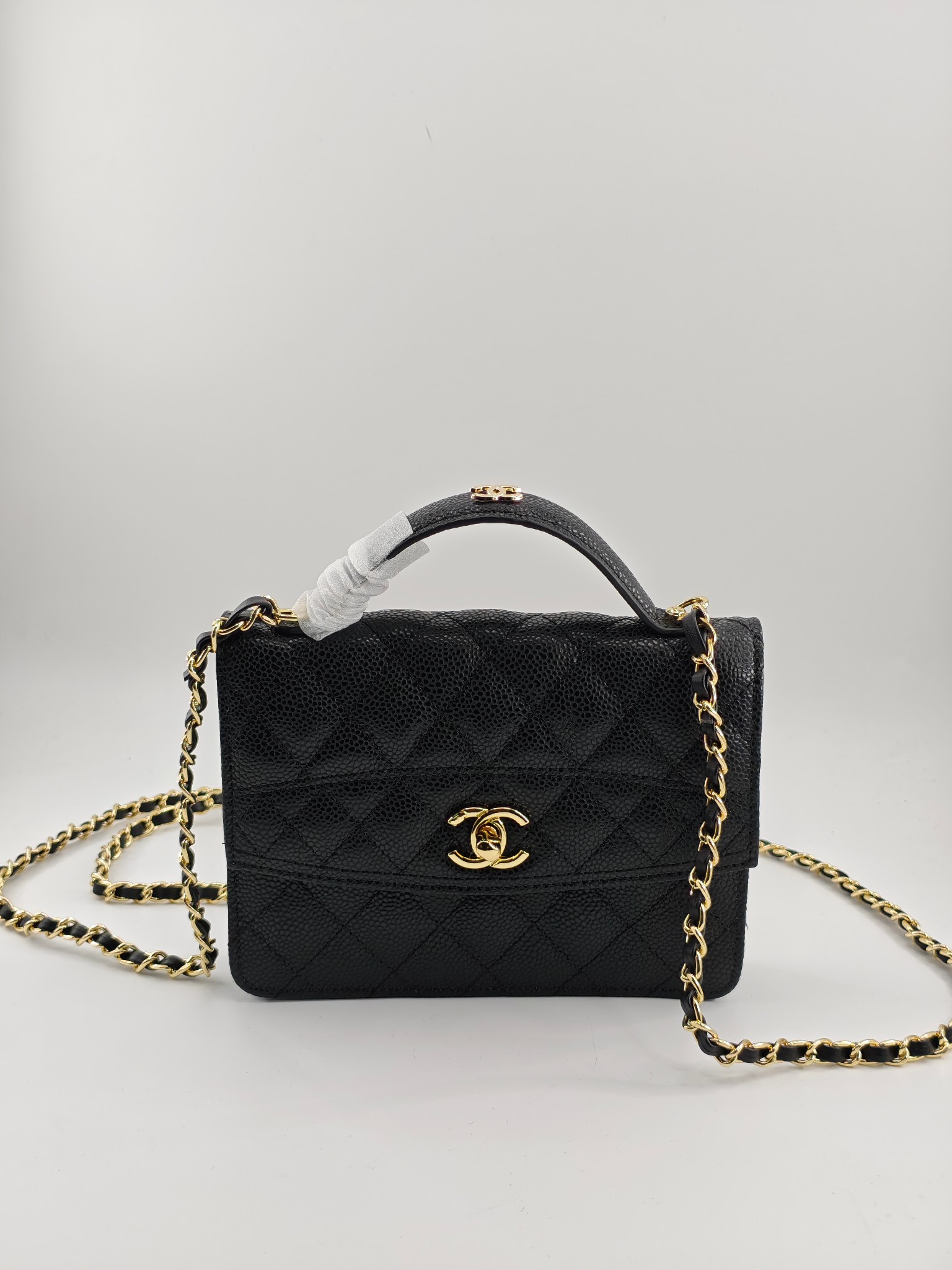  25c春节新款小香手拎包双肩包
黑色头层牛皮鱼子酱金扣
实物实拍
尺寸：14*18*3*cm
款号：1