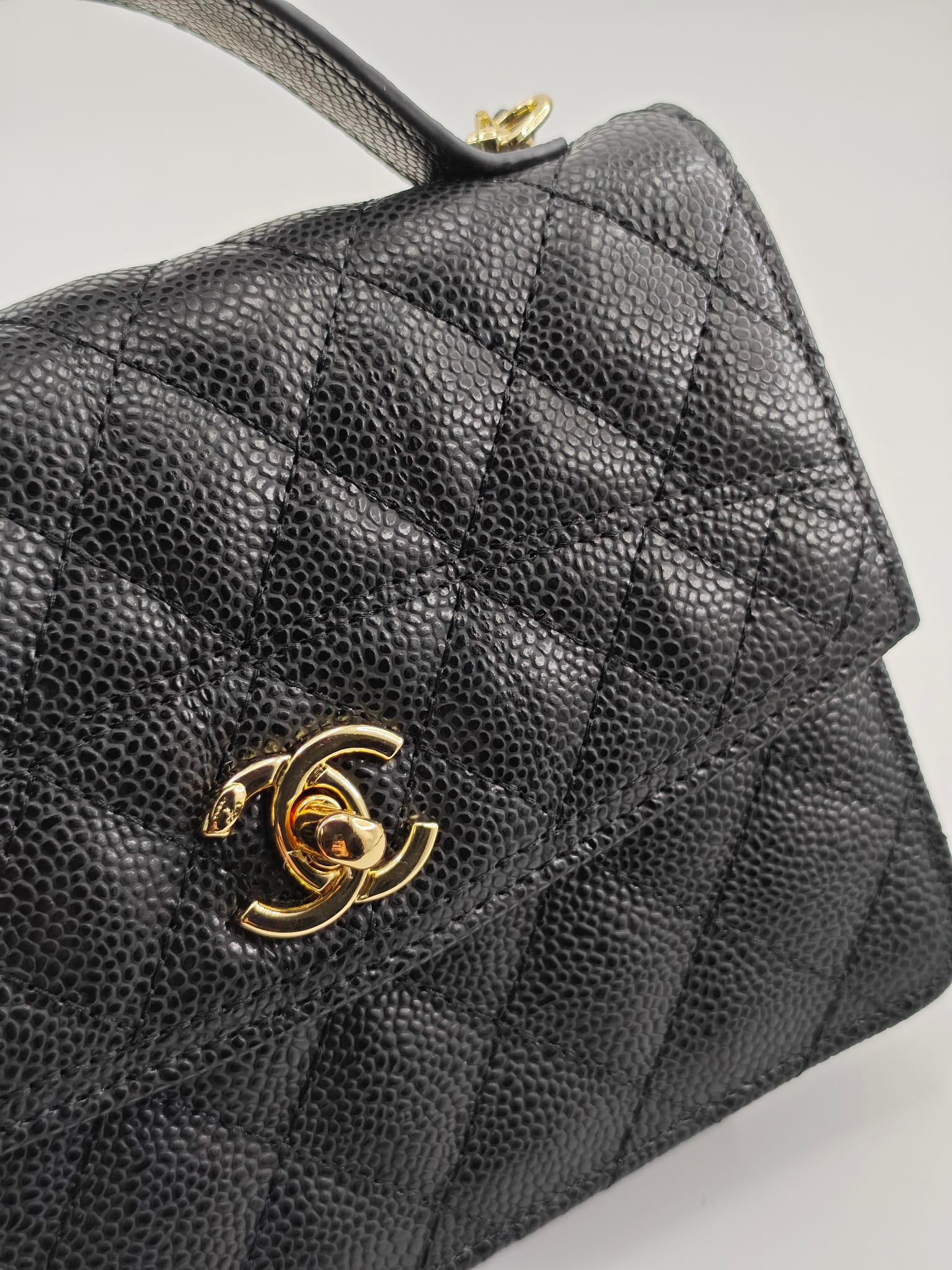  25c春节新款小香手拎包双肩包
黑色头层牛皮鱼子酱金扣
实物实拍
尺寸：14*18*3*cm
款号：1