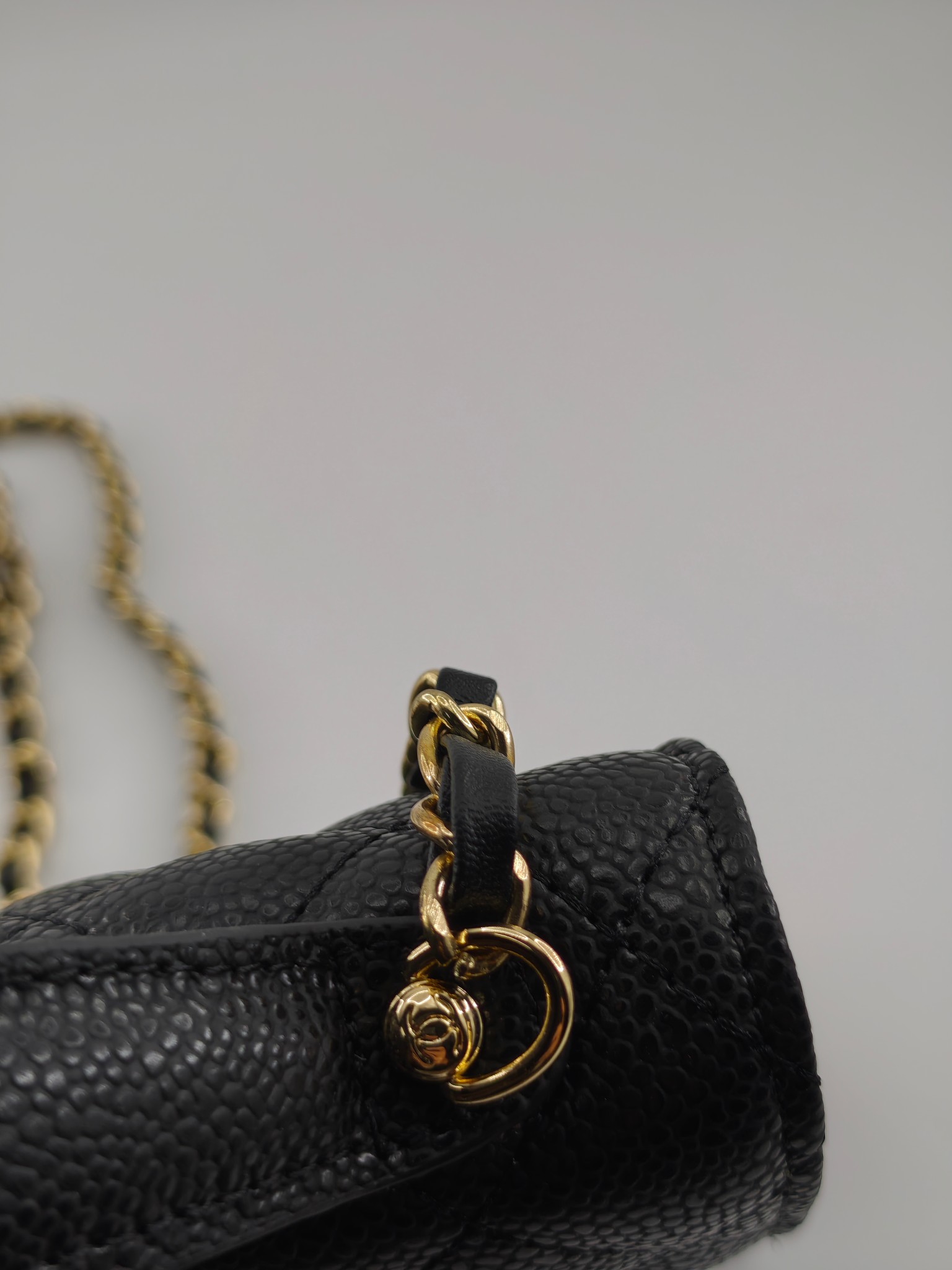  25c春节新款小香手拎包双肩包
黑色头层牛皮鱼子酱金扣
实物实拍
尺寸：14*18*3*cm
款号：1