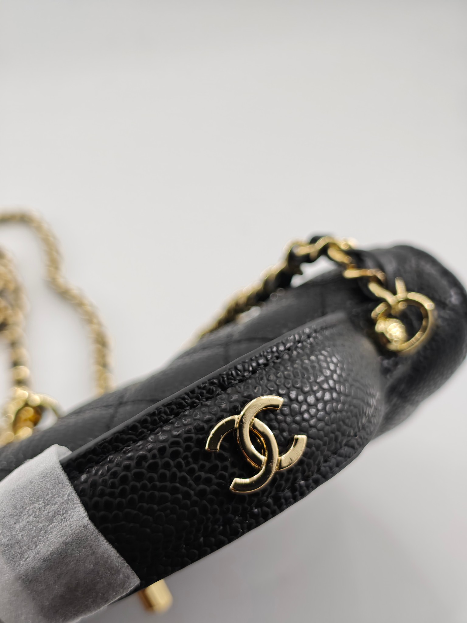  25c春节新款小香手拎包双肩包
黑色头层牛皮鱼子酱金扣
实物实拍
尺寸：14*18*3*cm
款号：1