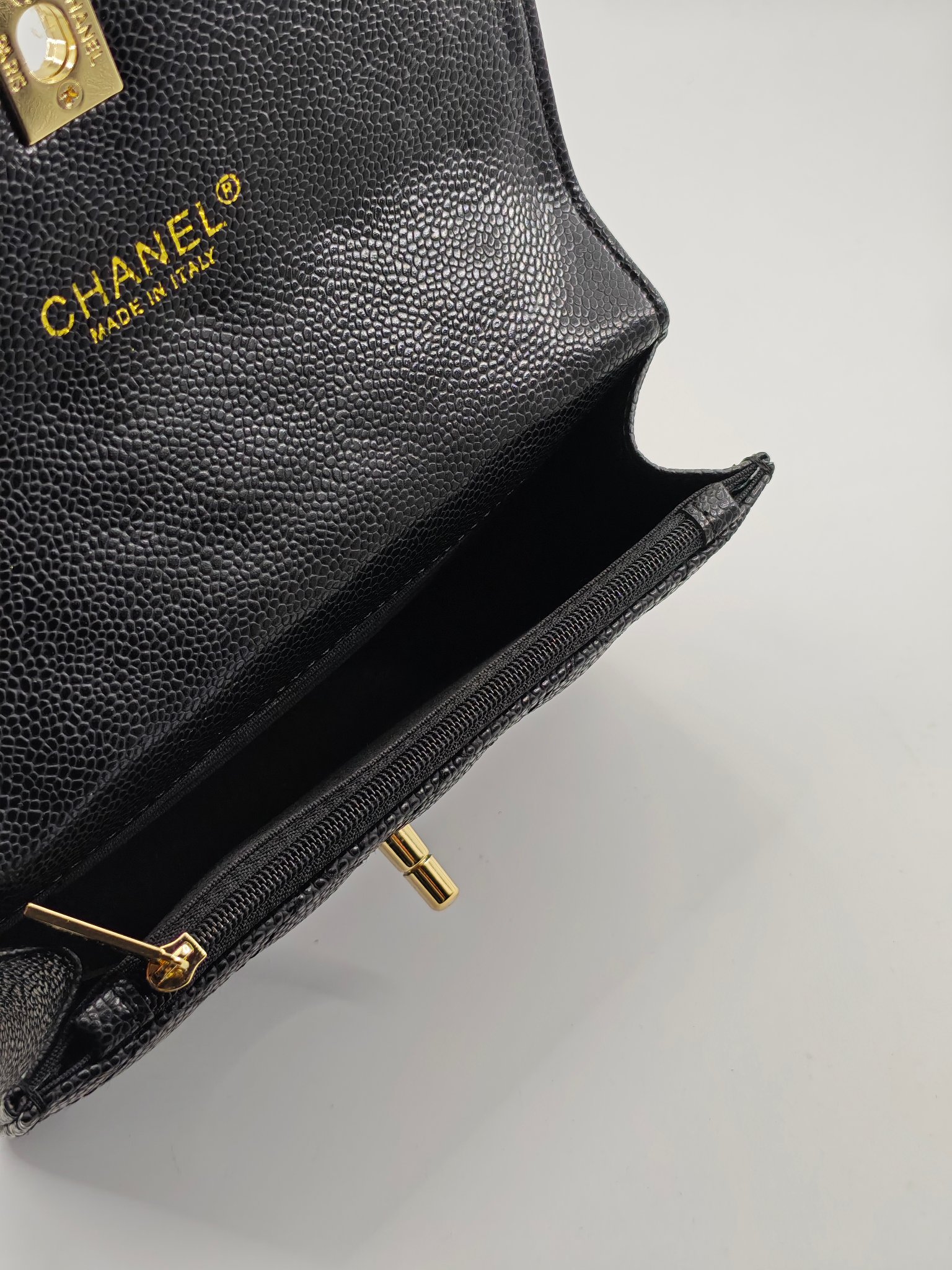  25c春节新款小香手拎包双肩包
黑色头层牛皮鱼子酱金扣
实物实拍
尺寸：14*18*3*cm
款号：1