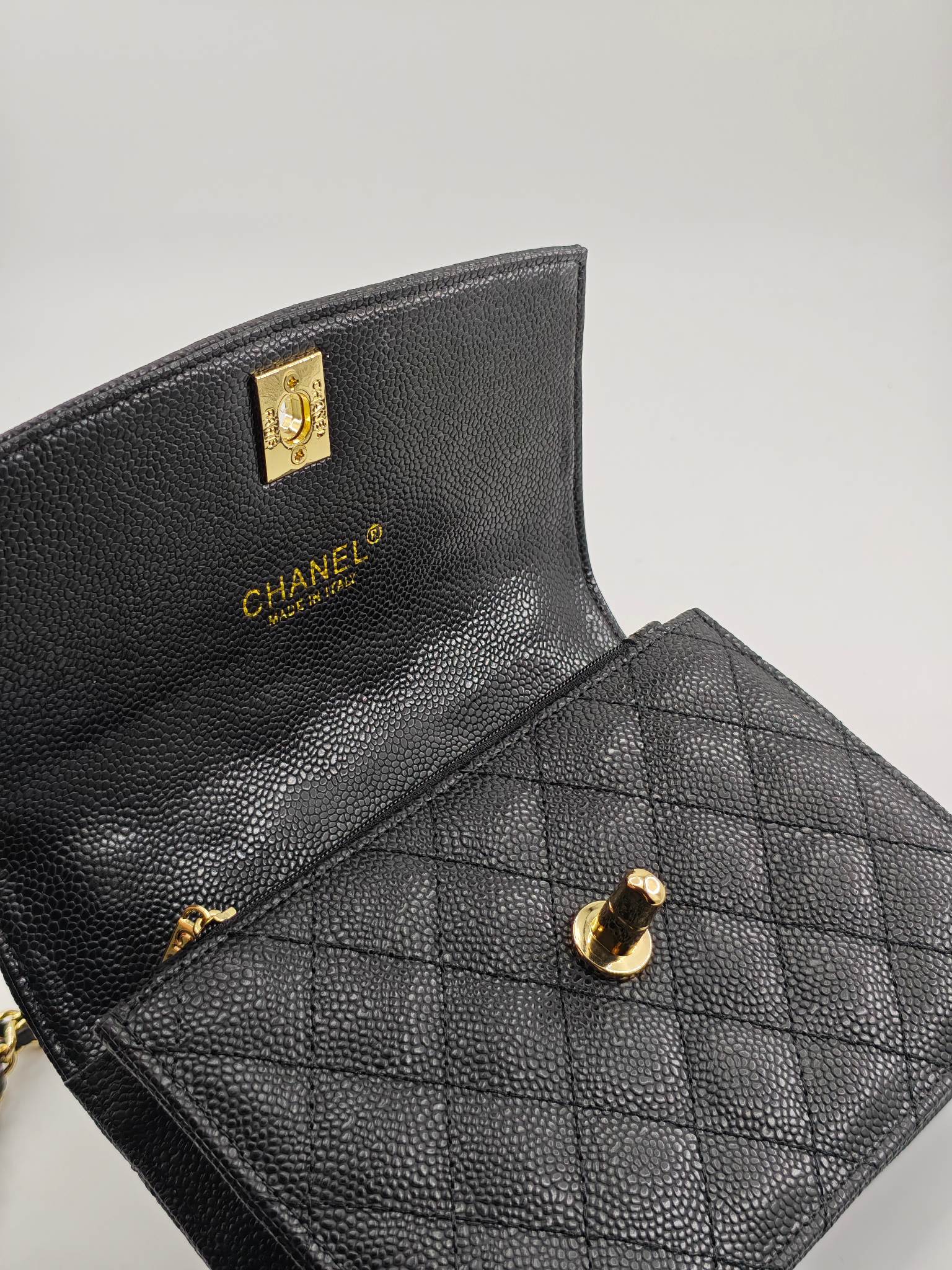  25c春节新款小香手拎包双肩包
黑色头层牛皮鱼子酱金扣
实物实拍
尺寸：14*18*3*cm
款号：1