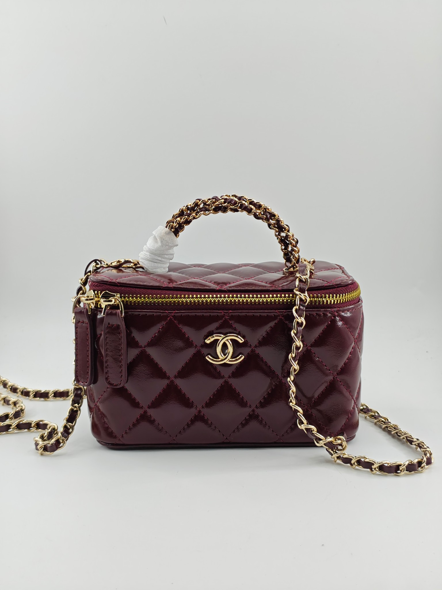  24B 小香化妆包 编织手柄 配金属链条
酒红头层油蜡皮
实物实拍
尺寸：18*10*9
款号：738