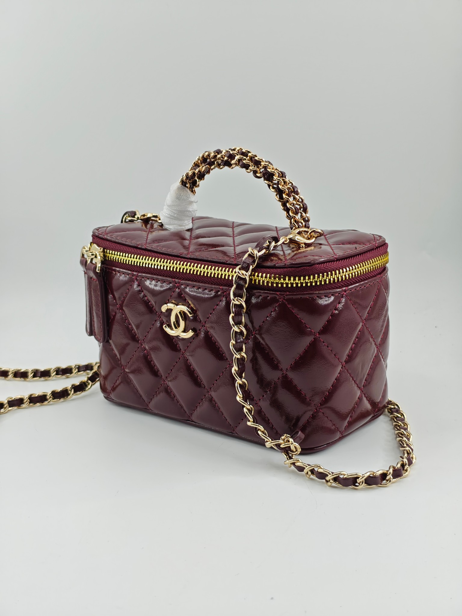  24B 小香化妆包 编织手柄 配金属链条
酒红头层油蜡皮
实物实拍
尺寸：18*10*9
款号：738