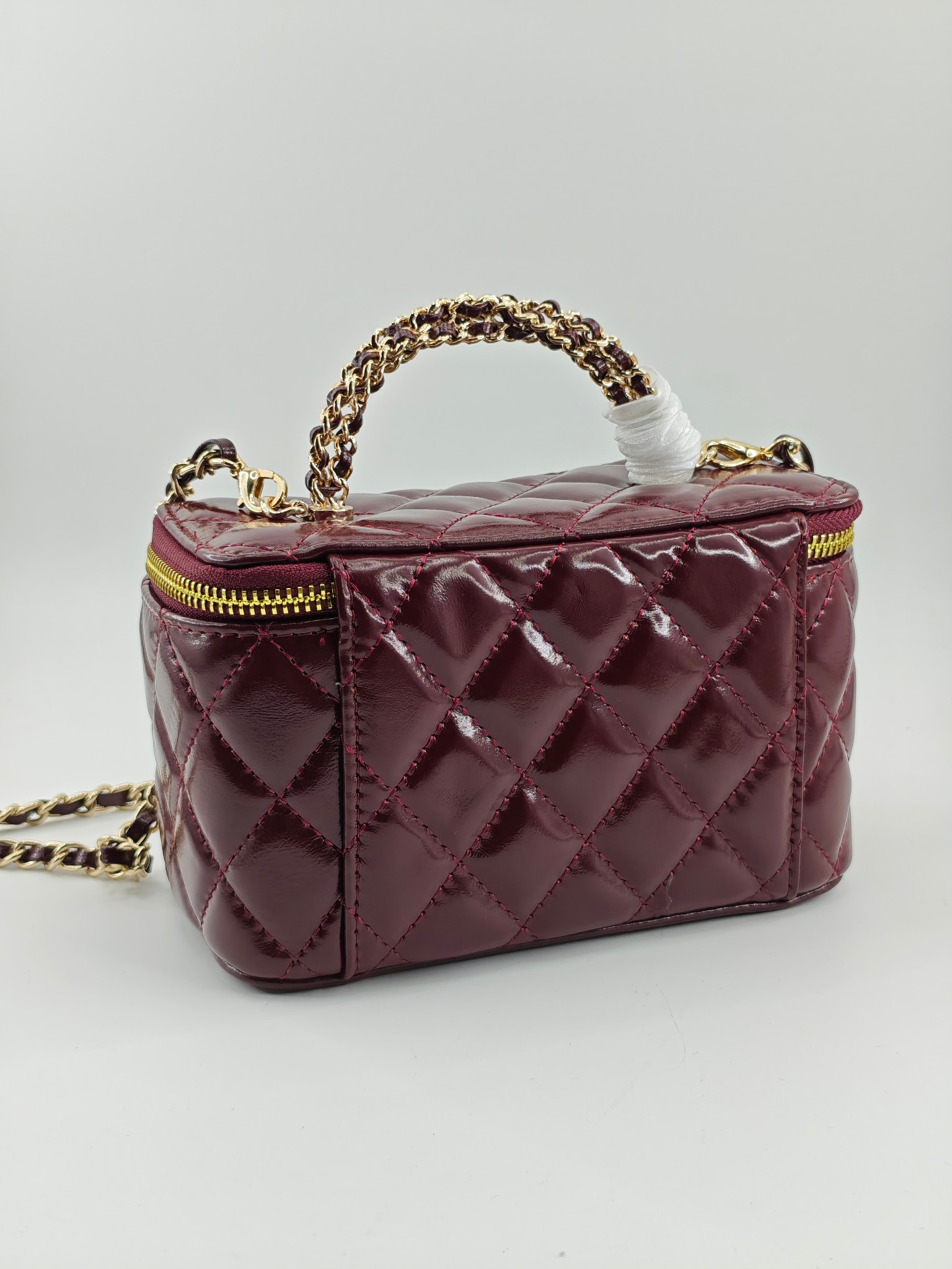  24B 小香化妆包 编织手柄 配金属链条
酒红头层油蜡皮
实物实拍
尺寸：18*10*9
款号：738