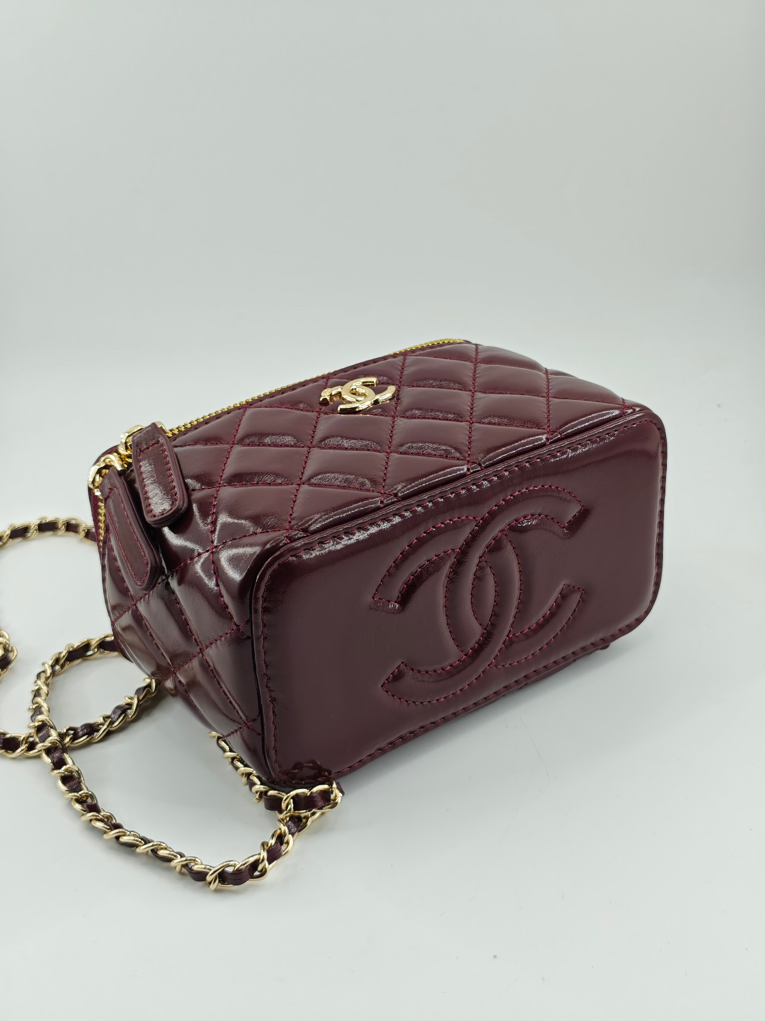  24B 小香化妆包 编织手柄 配金属链条
酒红头层油蜡皮
实物实拍
尺寸：18*10*9
款号：738