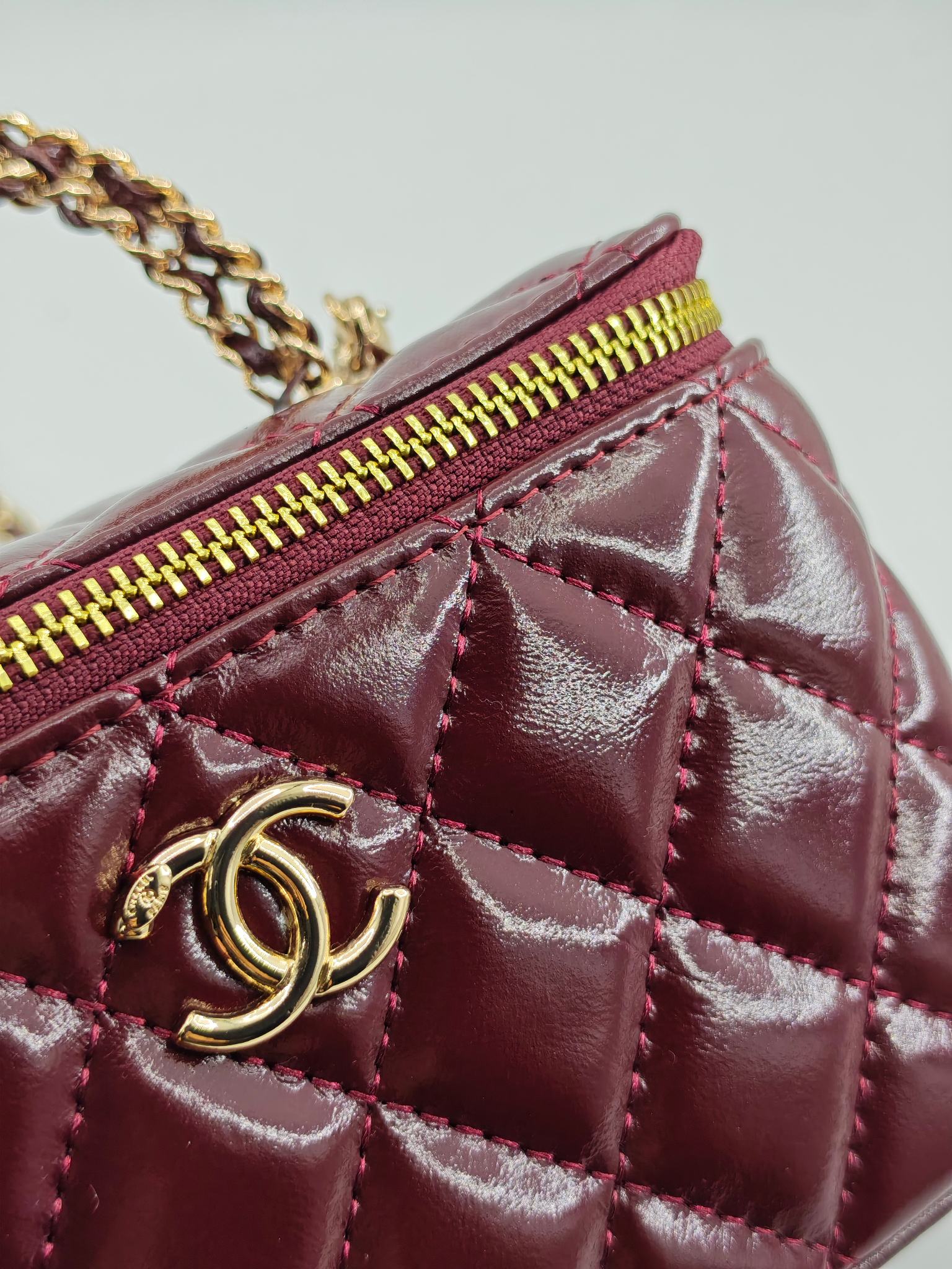  24B 小香化妆包 编织手柄 配金属链条
酒红头层油蜡皮
实物实拍
尺寸：18*10*9
款号：738