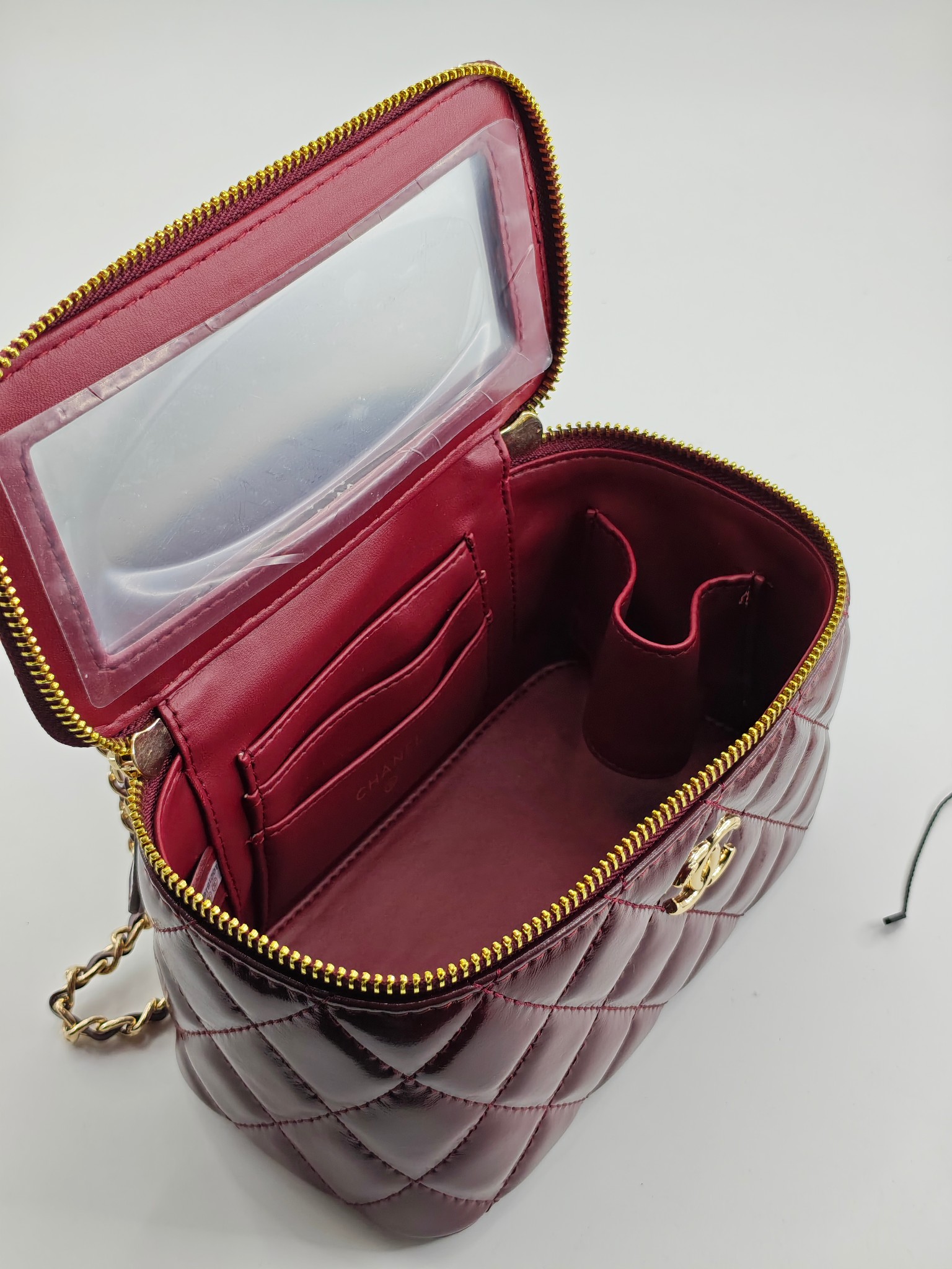  24B 小香化妆包 编织手柄 配金属链条
酒红头层油蜡皮
实物实拍
尺寸：18*10*9
款号：738