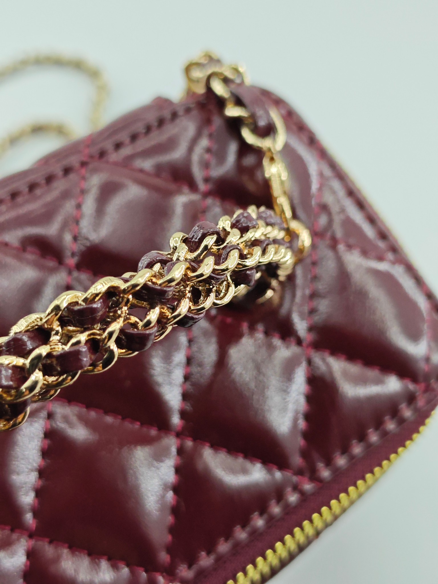  24B 小香化妆包 编织手柄 配金属链条
酒红头层油蜡皮
实物实拍
尺寸：18*10*9
款号：738