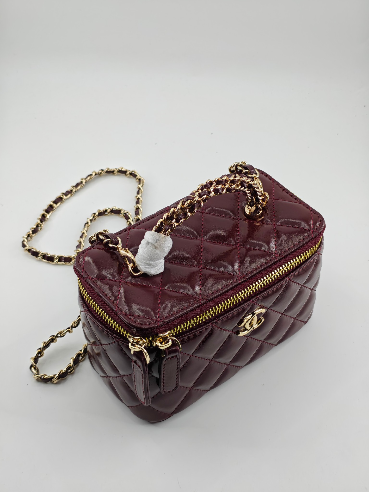  24B 小香化妆包 编织手柄 配金属链条
酒红头层油蜡皮
实物实拍
尺寸：18*10*9
款号：738