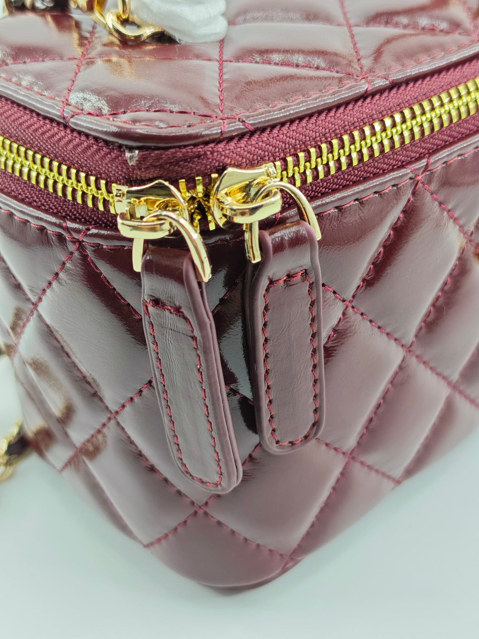  24B 小香化妆包 编织手柄 配金属链条
酒红头层油蜡皮
实物实拍
尺寸：18*10*9
款号：738