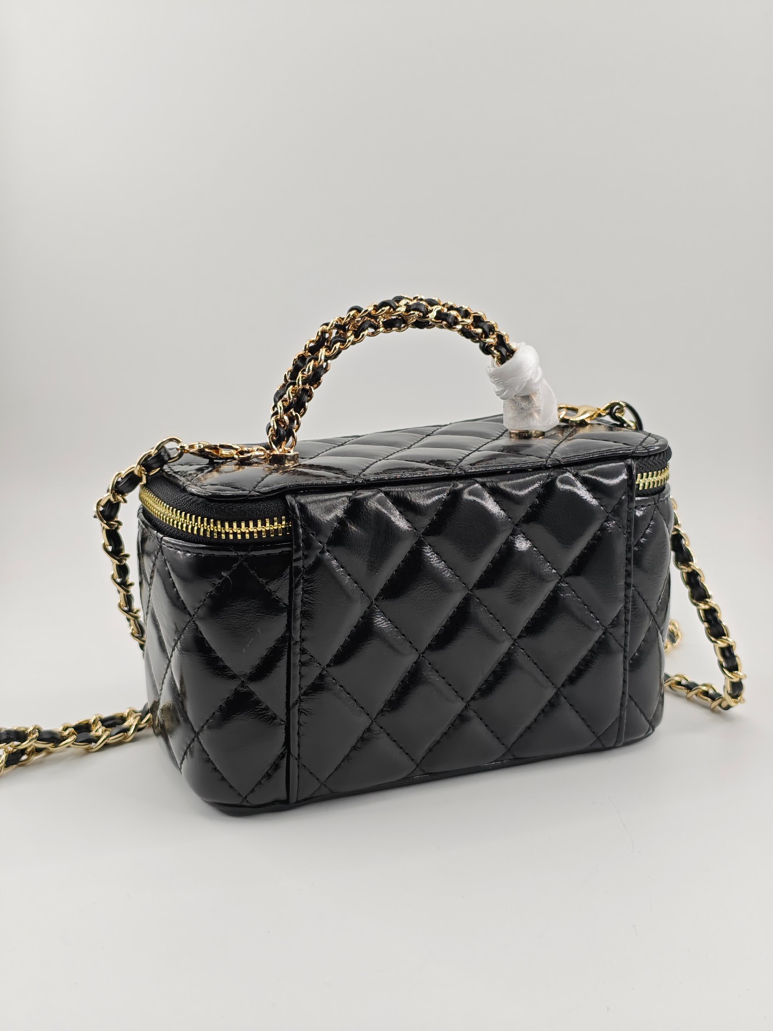  24B 小香化妆包 编织手柄 配金属链条
黑色头层油蜡皮
实物实拍
尺寸：18*10*9
款号：738