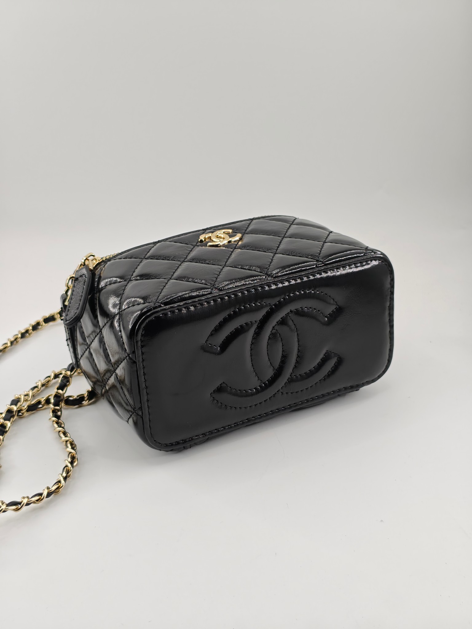  24B 小香化妆包 编织手柄 配金属链条
黑色头层油蜡皮
实物实拍
尺寸：18*10*9
款号：738