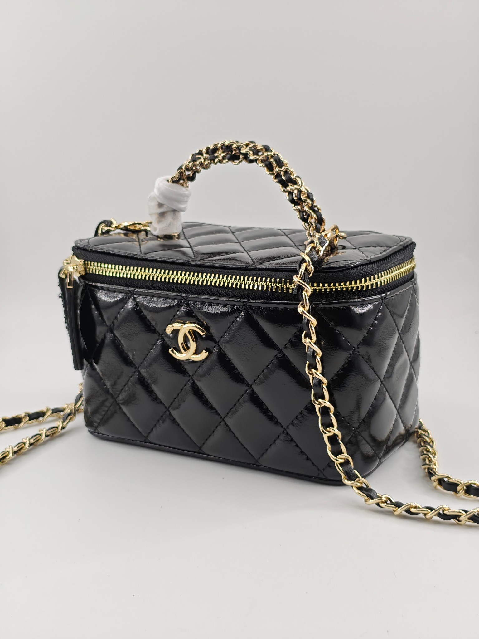  24B 小香化妆包 编织手柄 配金属链条
黑色头层油蜡皮
实物实拍
尺寸：18*10*9
款号：738