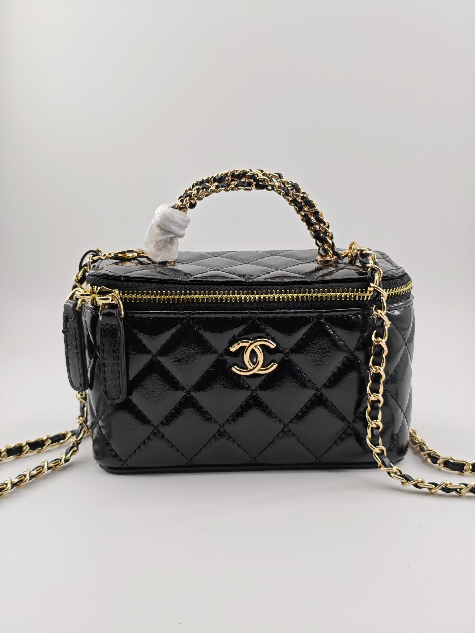  24B 小香化妆包 编织手柄 配金属链条
黑色头层油蜡皮
实物实拍
尺寸：18*10*9
款号：738