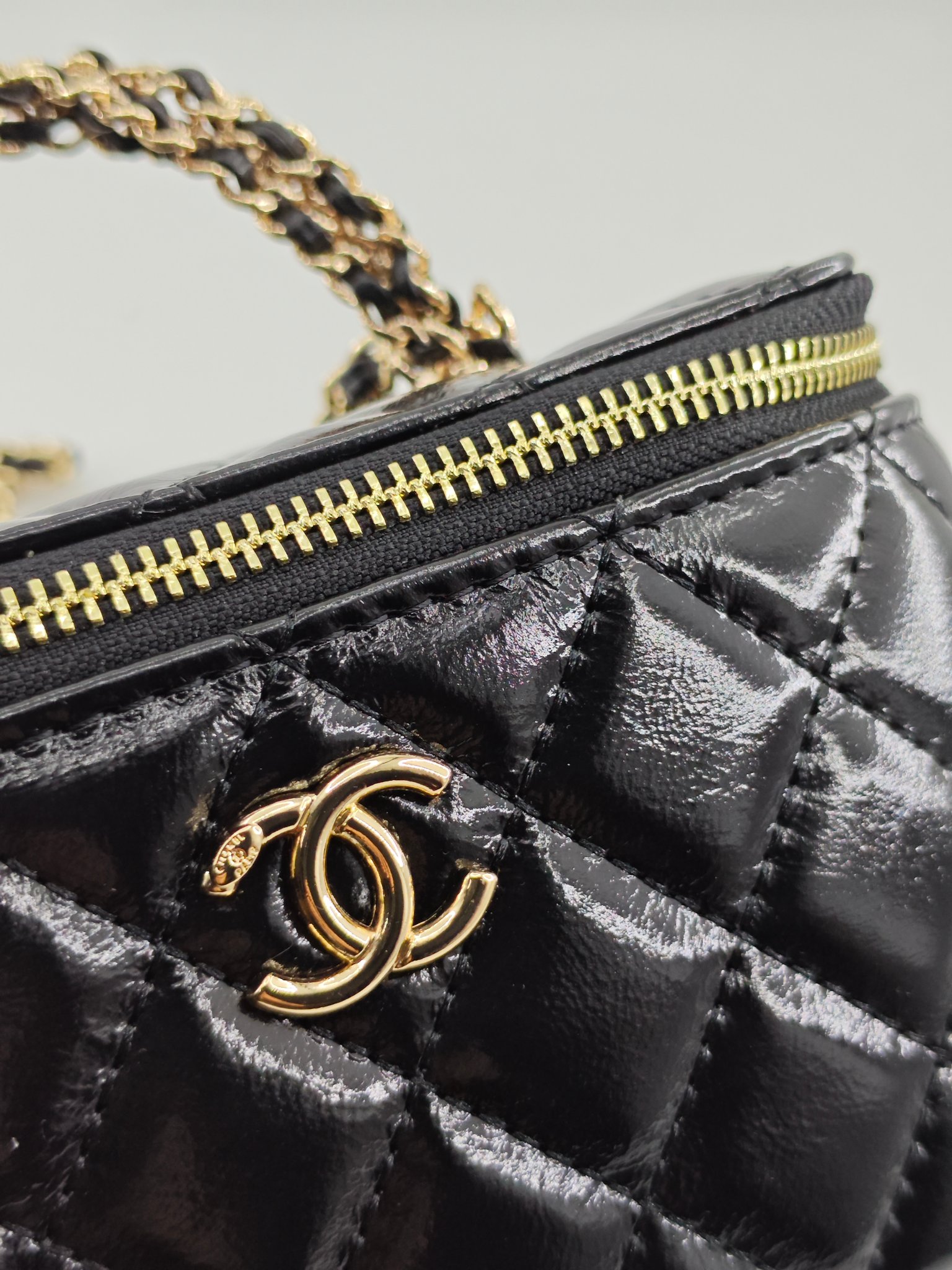  24B 小香化妆包 编织手柄 配金属链条
黑色头层油蜡皮
实物实拍
尺寸：18*10*9
款号：738