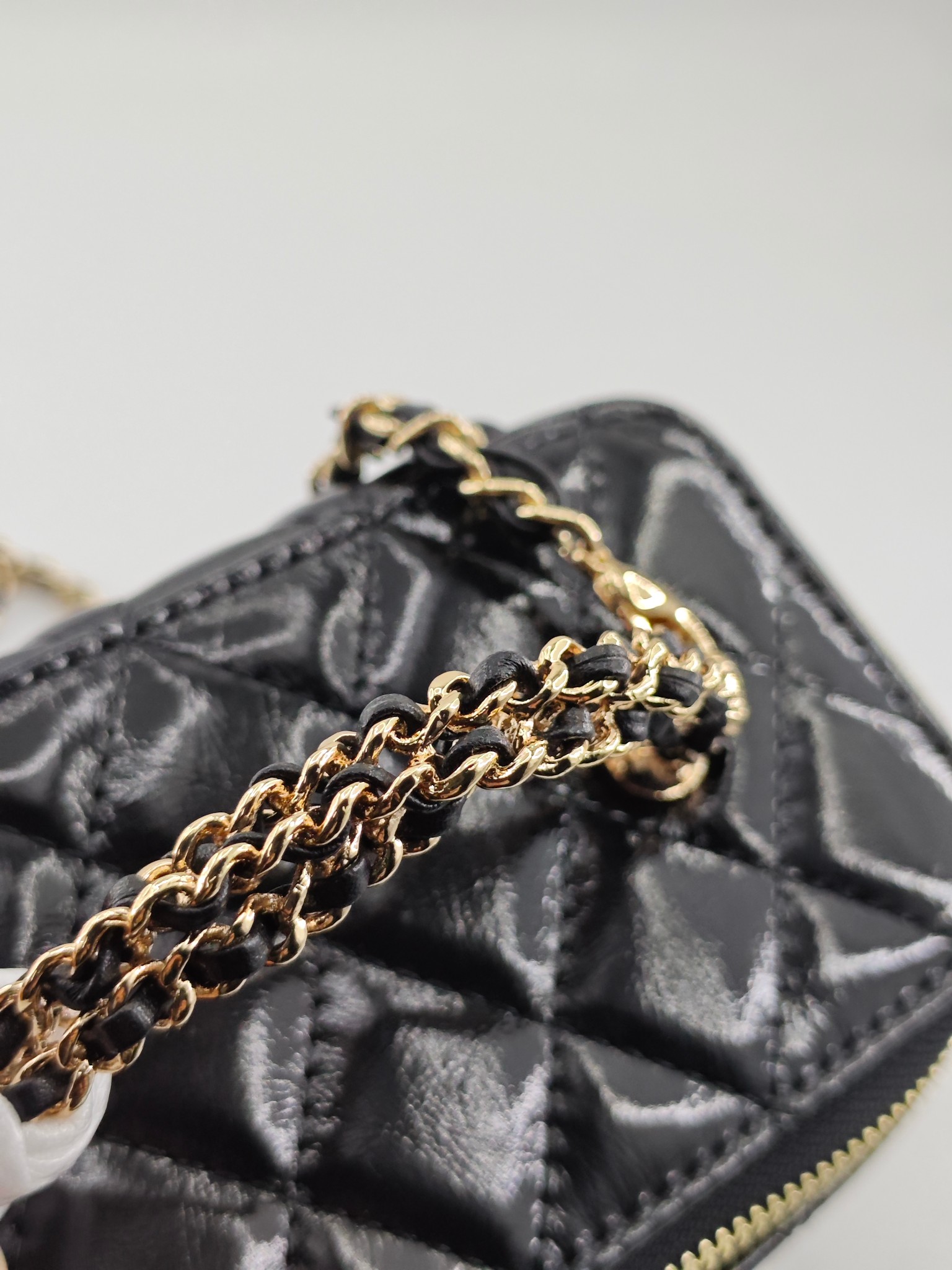  24B 小香化妆包 编织手柄 配金属链条
黑色头层油蜡皮
实物实拍
尺寸：18*10*9
款号：738