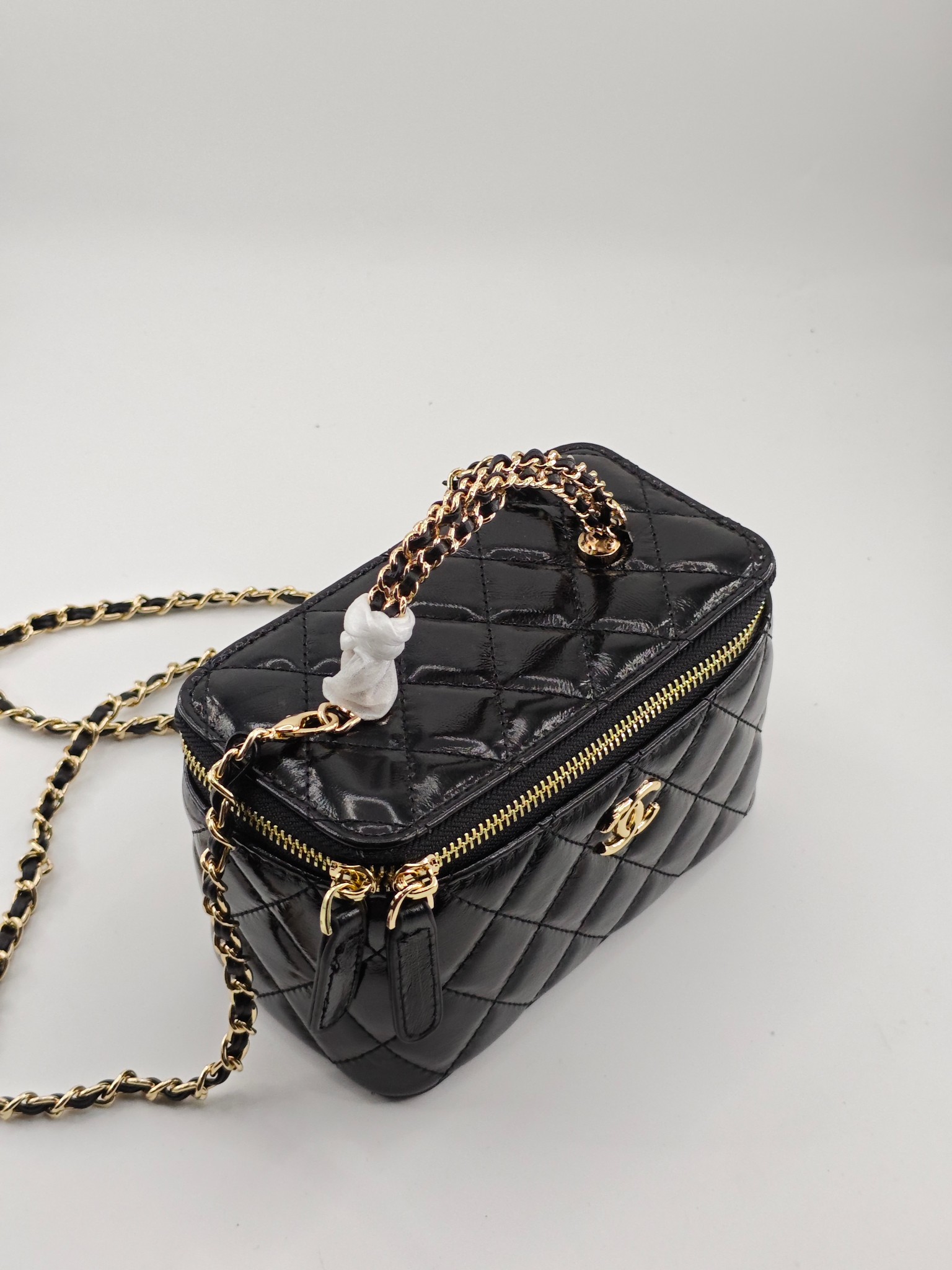  24B 小香化妆包 编织手柄 配金属链条
黑色头层油蜡皮
实物实拍
尺寸：18*10*9
款号：738