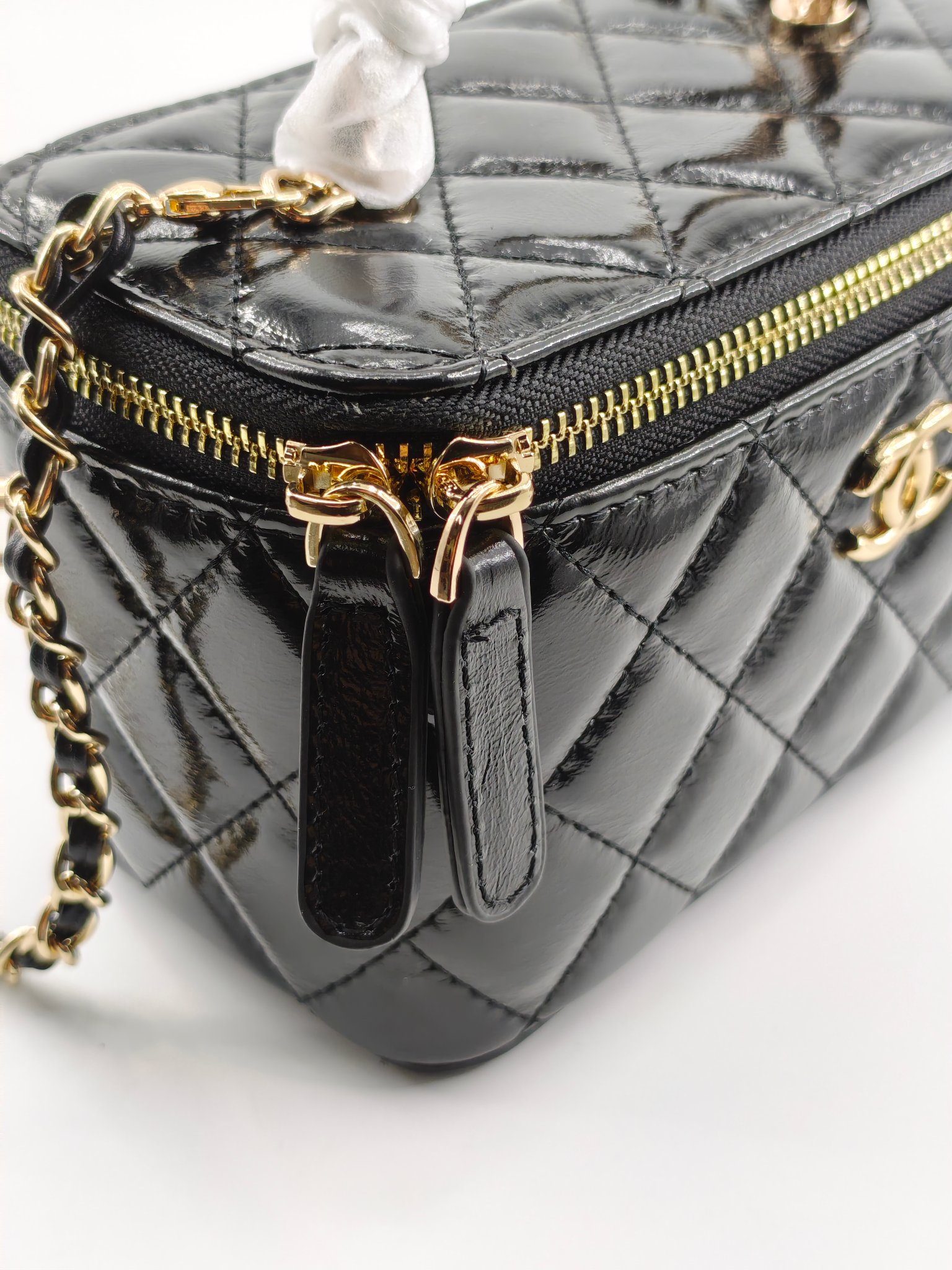  24B 小香化妆包 编织手柄 配金属链条
黑色头层油蜡皮
实物实拍
尺寸：18*10*9
款号：738