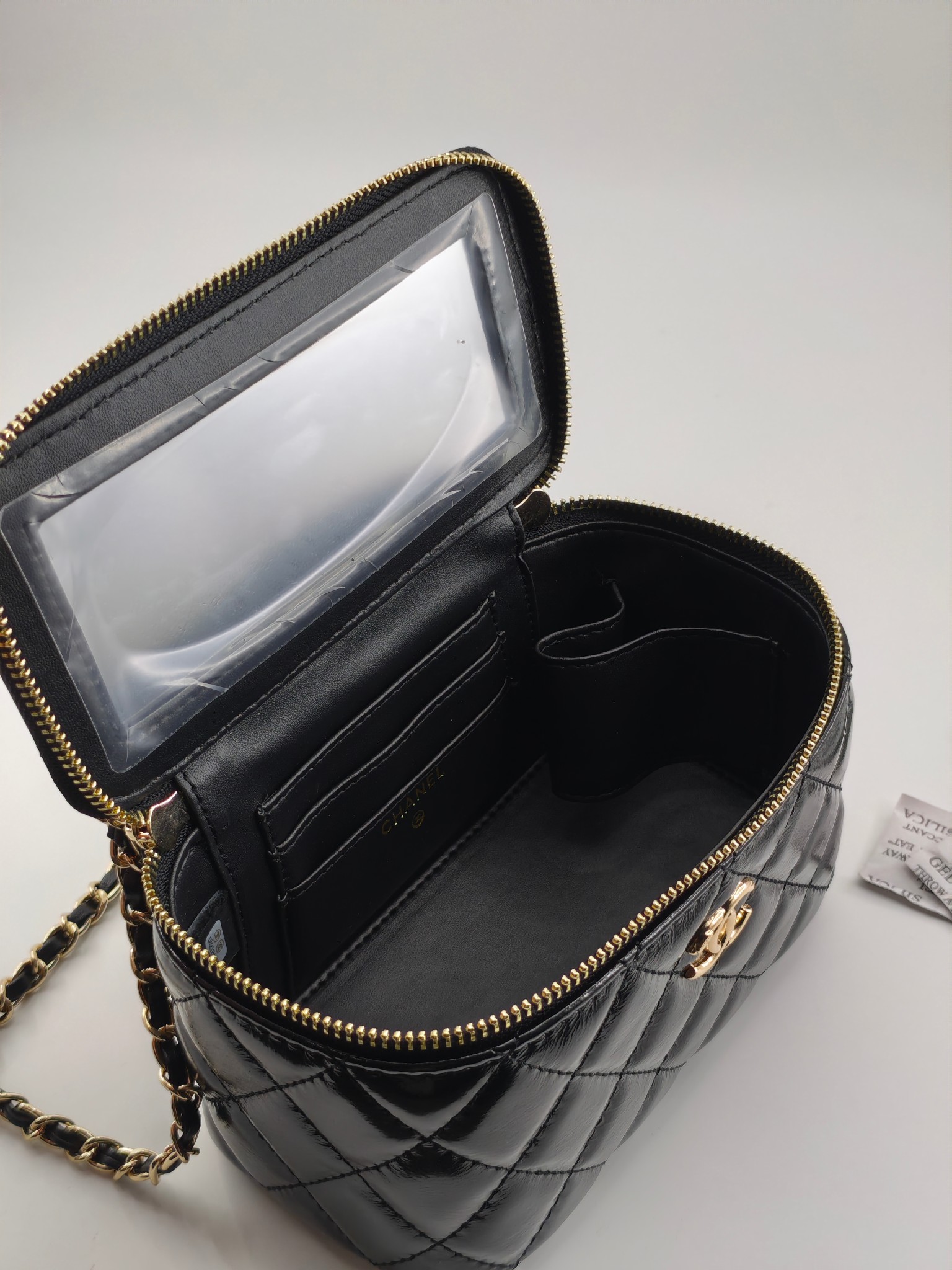  24B 小香化妆包 编织手柄 配金属链条
黑色头层油蜡皮
实物实拍
尺寸：18*10*9
款号：738