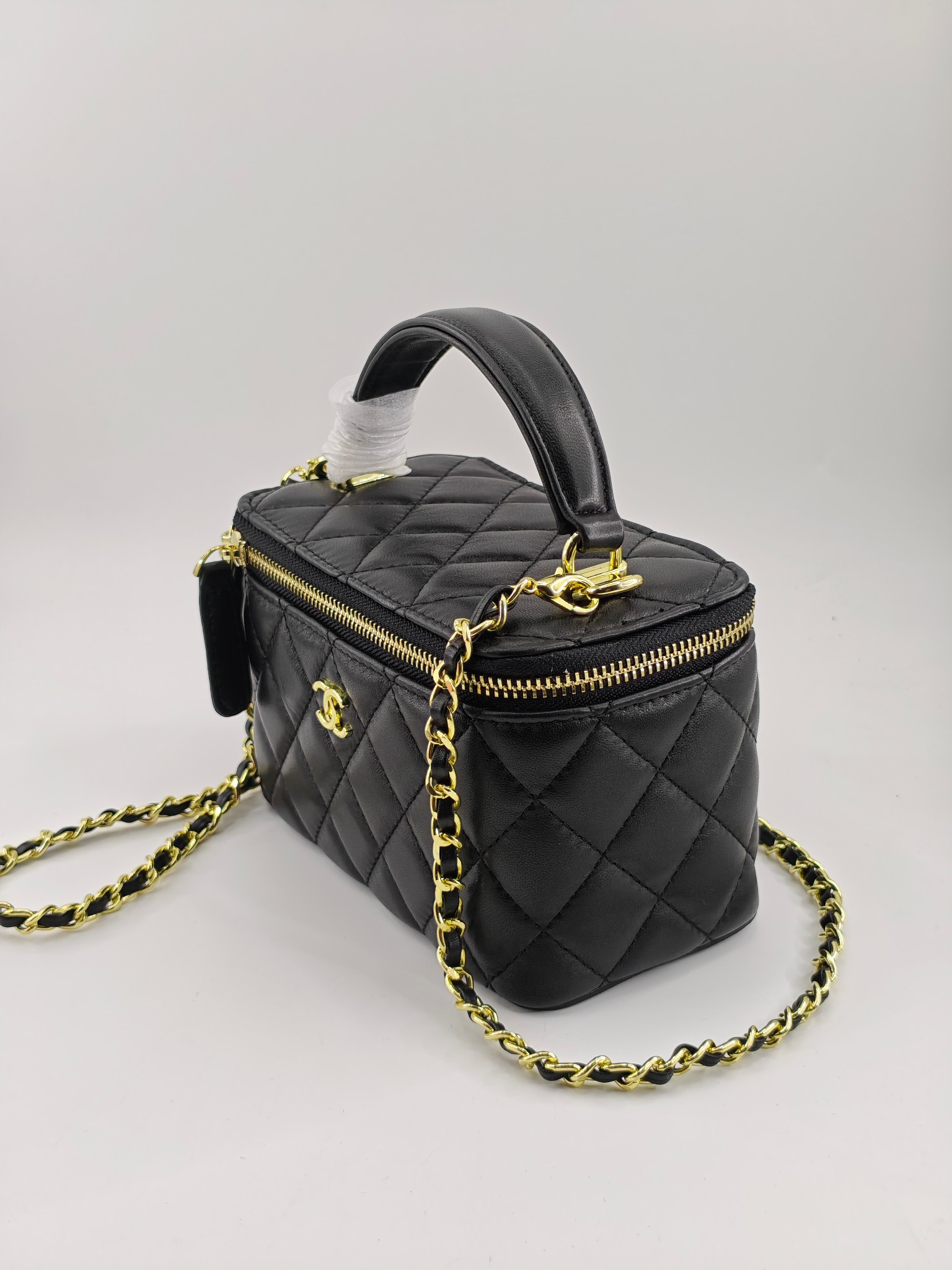 小香化妆包配金属链条化妆镜
黑色头层小羊皮金扣
实物实拍
尺寸：18*10*9
款号：1919-1
