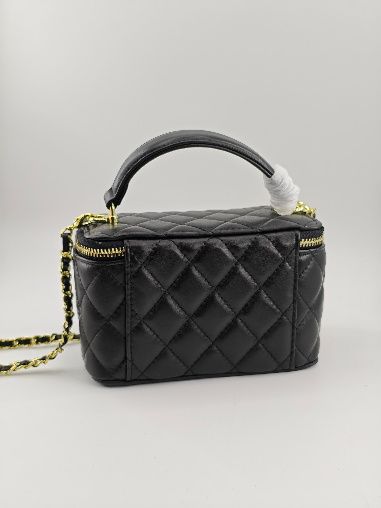 小香化妆包配金属链条化妆镜
黑色头层小羊皮金扣
实物实拍
尺寸：18*10*9
款号：1919-1
