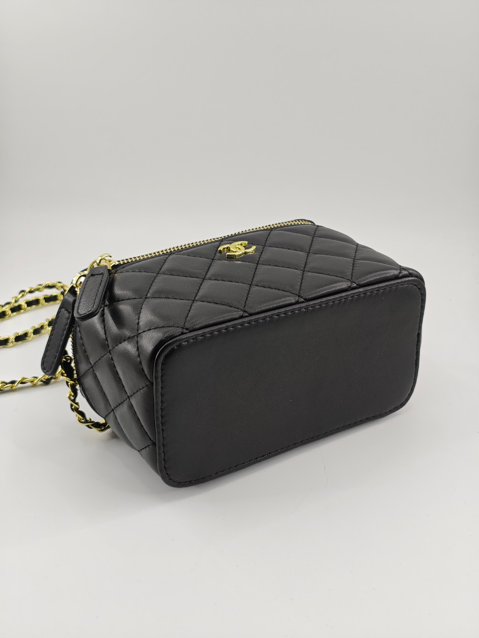 小香化妆包配金属链条化妆镜
黑色头层小羊皮金扣
实物实拍
尺寸：18*10*9
款号：1919-1
