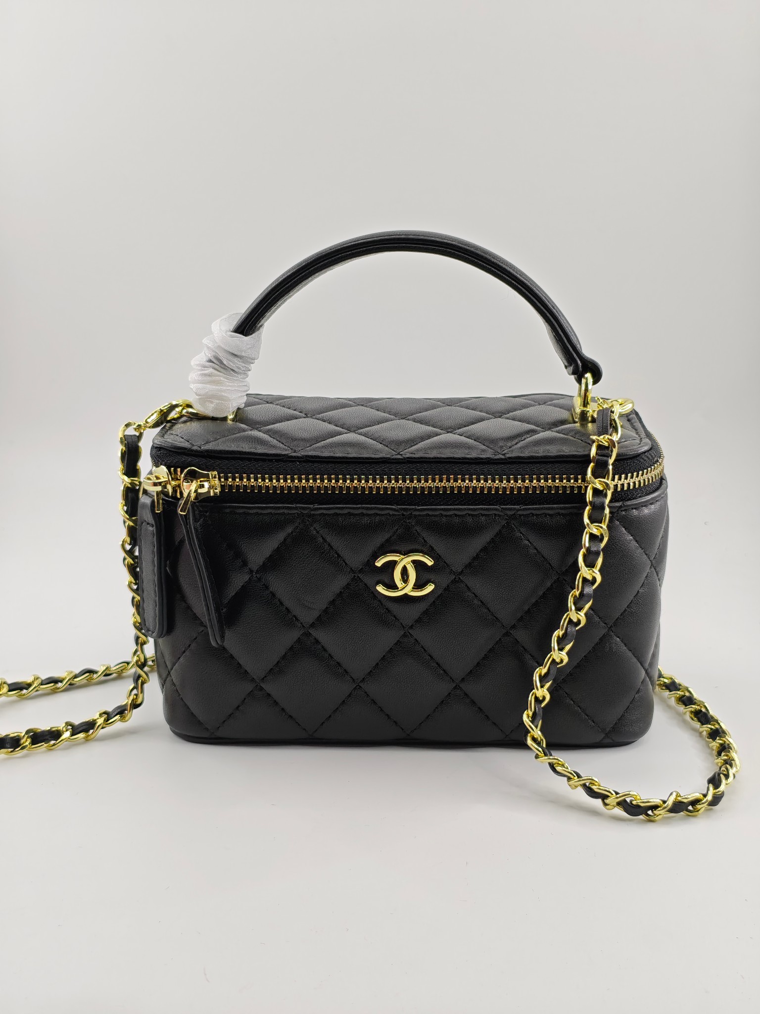 小香化妆包配金属链条化妆镜
黑色头层小羊皮金扣
实物实拍
尺寸：18*10*9
款号：1919-1
