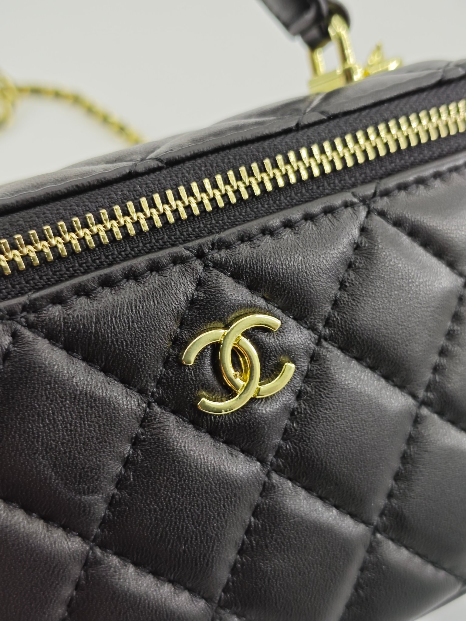 小香化妆包配金属链条化妆镜
黑色头层小羊皮金扣
实物实拍
尺寸：18*10*9
款号：1919-1
