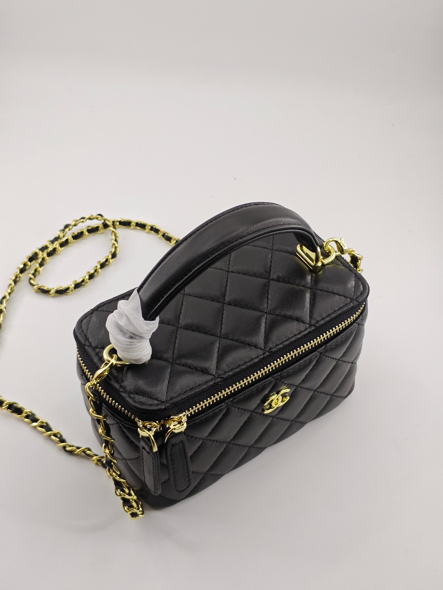 小香化妆包配金属链条化妆镜
黑色头层小羊皮金扣
实物实拍
尺寸：18*10*9
款号：1919-1
