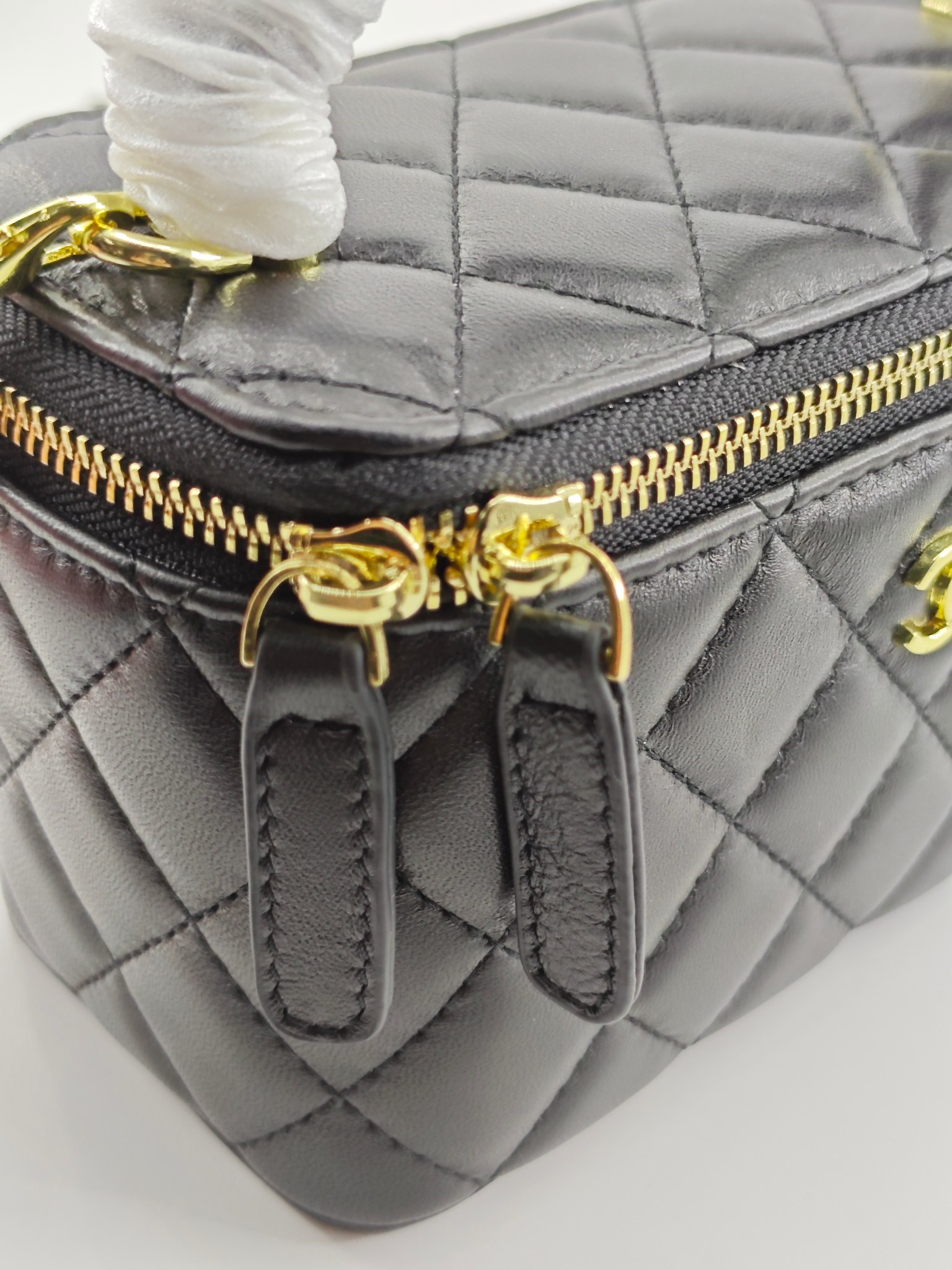 小香化妆包配金属链条化妆镜
黑色头层小羊皮金扣
实物实拍
尺寸：18*10*9
款号：1919-1
