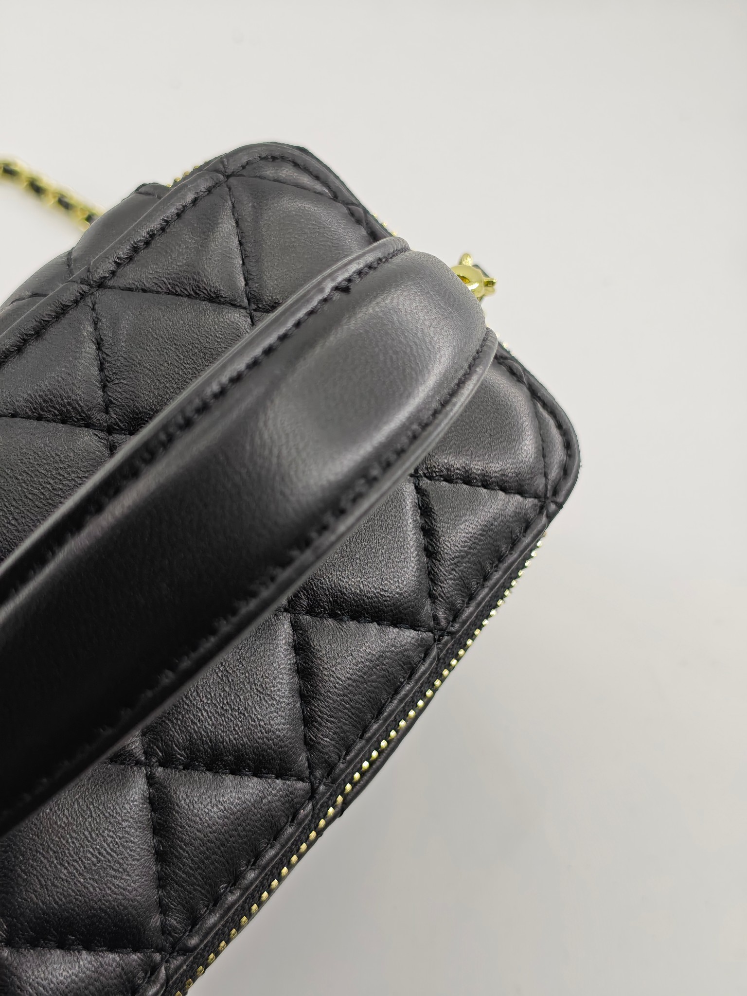 小香化妆包配金属链条化妆镜
黑色头层小羊皮金扣
实物实拍
尺寸：18*10*9
款号：1919-1
