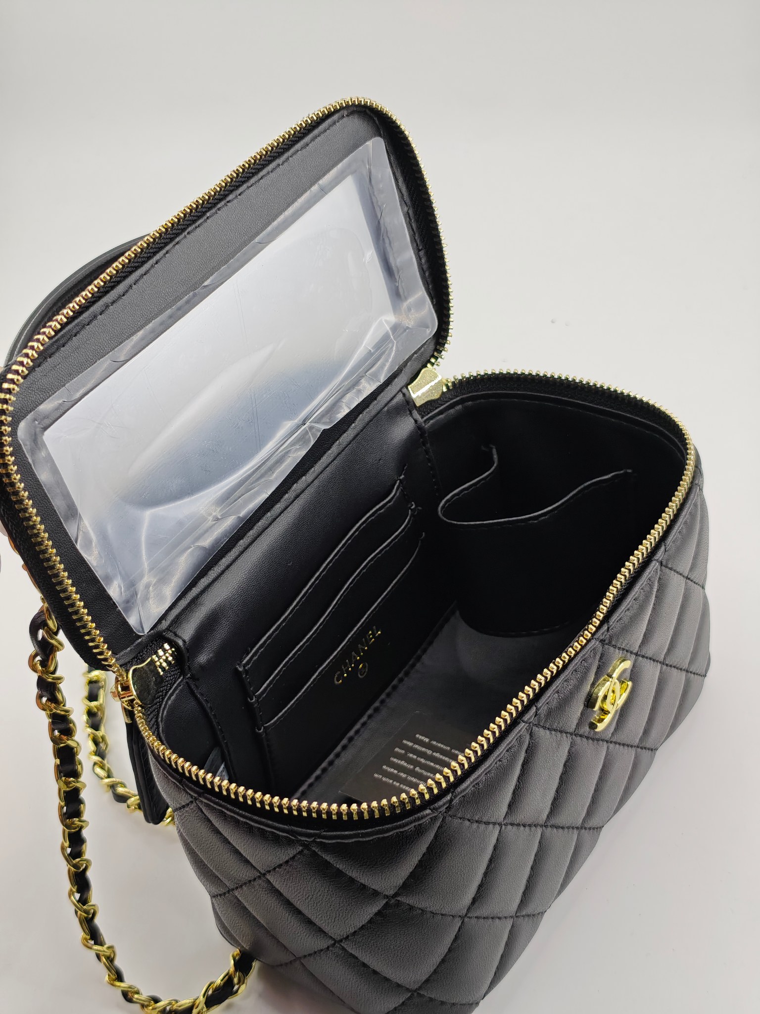 小香化妆包配金属链条化妆镜
黑色头层小羊皮金扣
实物实拍
尺寸：18*10*9
款号：1919-1
