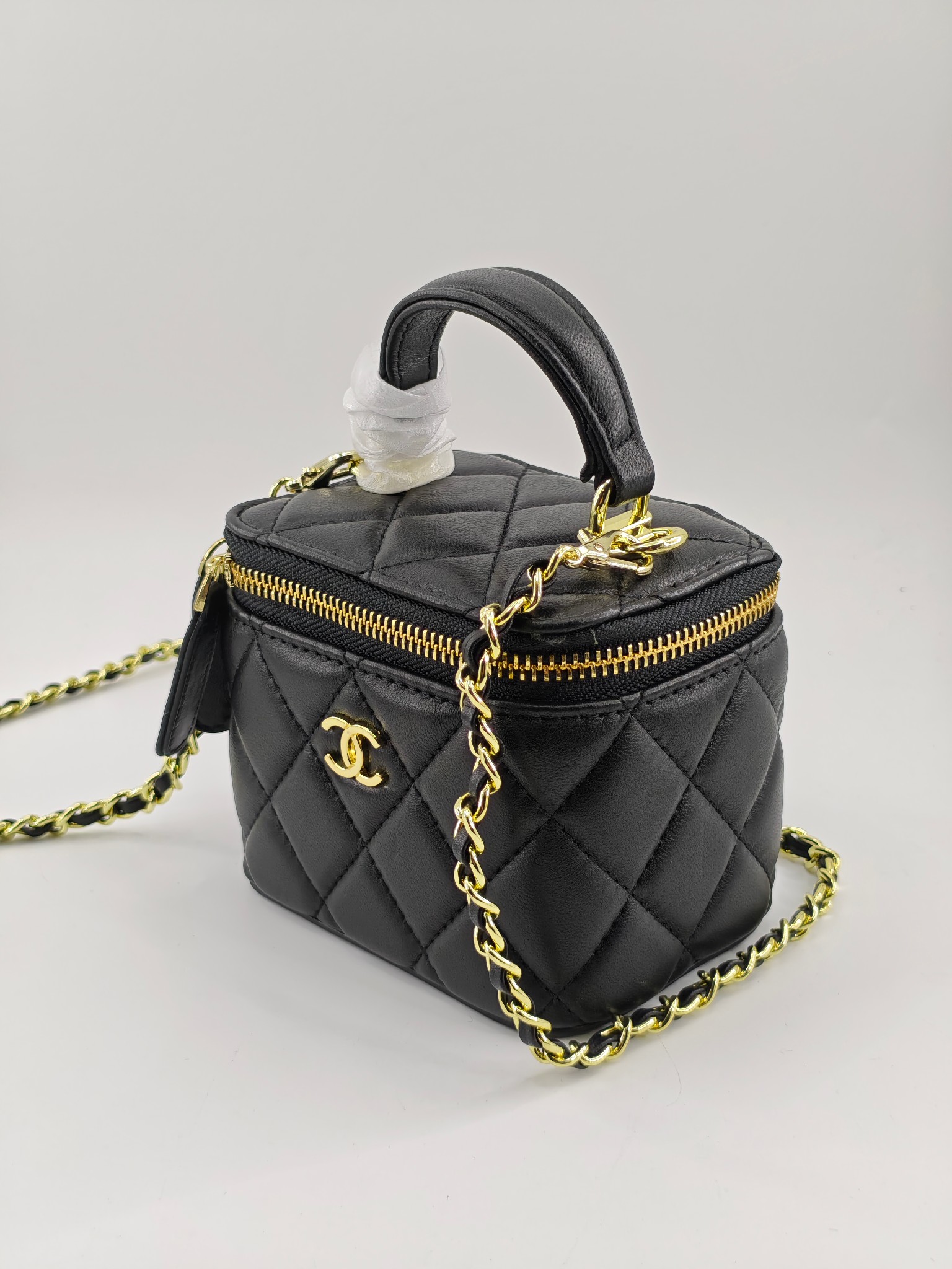 小香化妆包配金属链条化妆镜
黑色头层小羊皮金扣
实物实拍
尺寸：14*10*9
款号：1918-1
