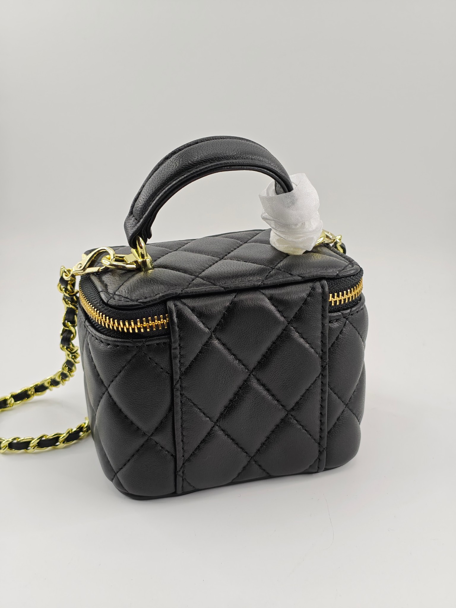 小香化妆包配金属链条化妆镜
黑色头层小羊皮金扣
实物实拍
尺寸：14*10*9
款号：1918-1
