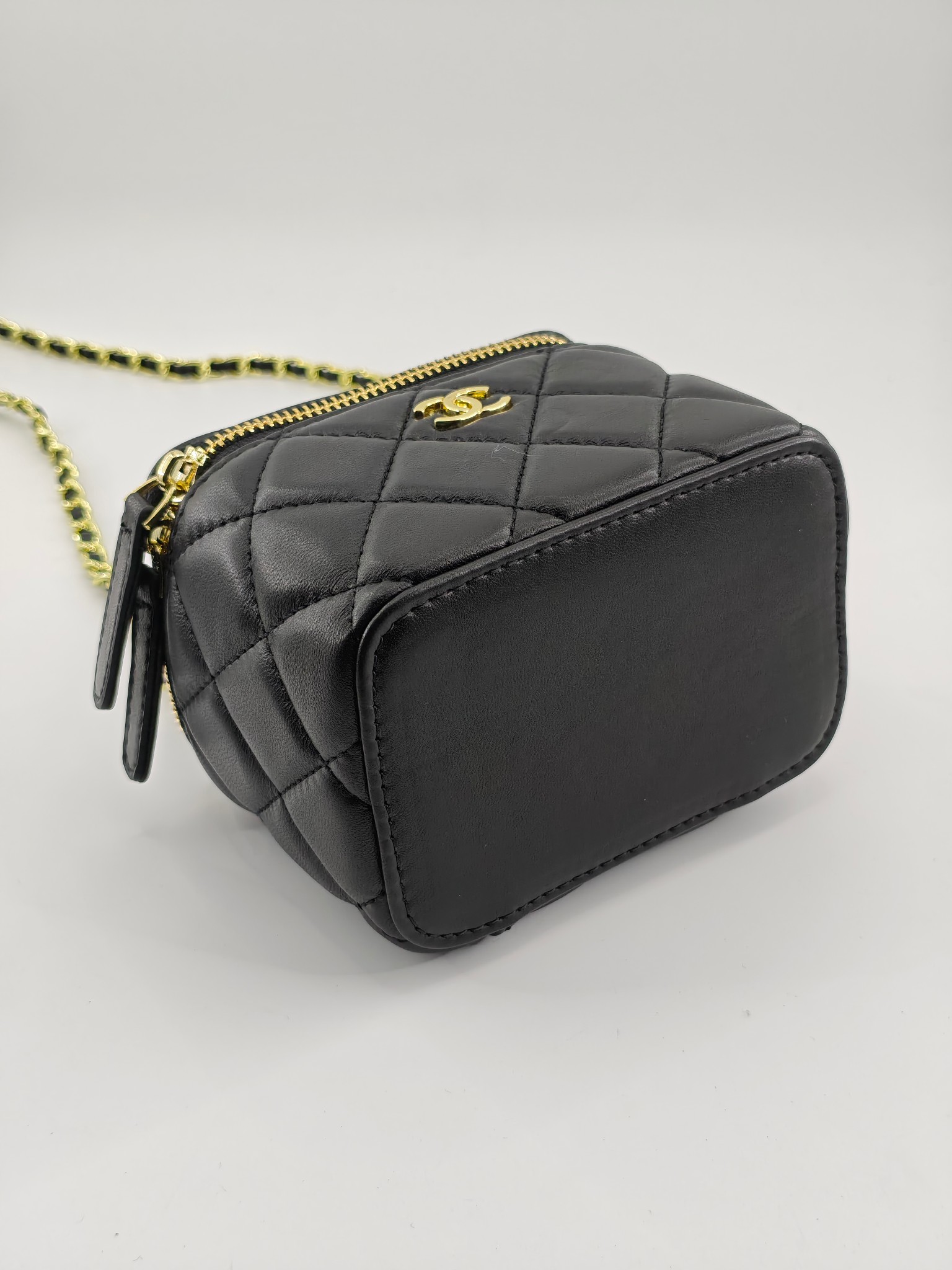 小香化妆包配金属链条化妆镜
黑色头层小羊皮金扣
实物实拍
尺寸：14*10*9
款号：1918-1
