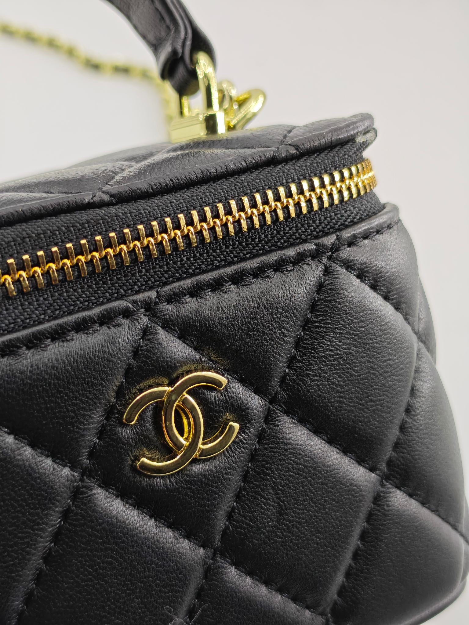 小香化妆包配金属链条化妆镜
黑色头层小羊皮金扣
实物实拍
尺寸：14*10*9
款号：1918-1
