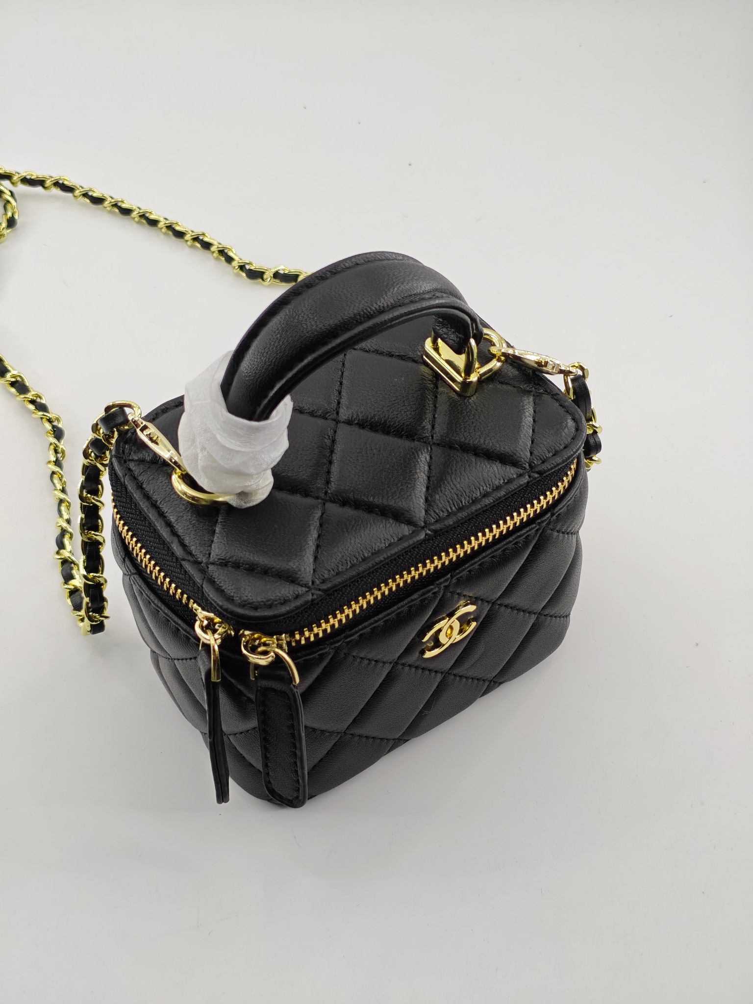 小香化妆包配金属链条化妆镜
黑色头层小羊皮金扣
实物实拍
尺寸：14*10*9
款号：1918-1
