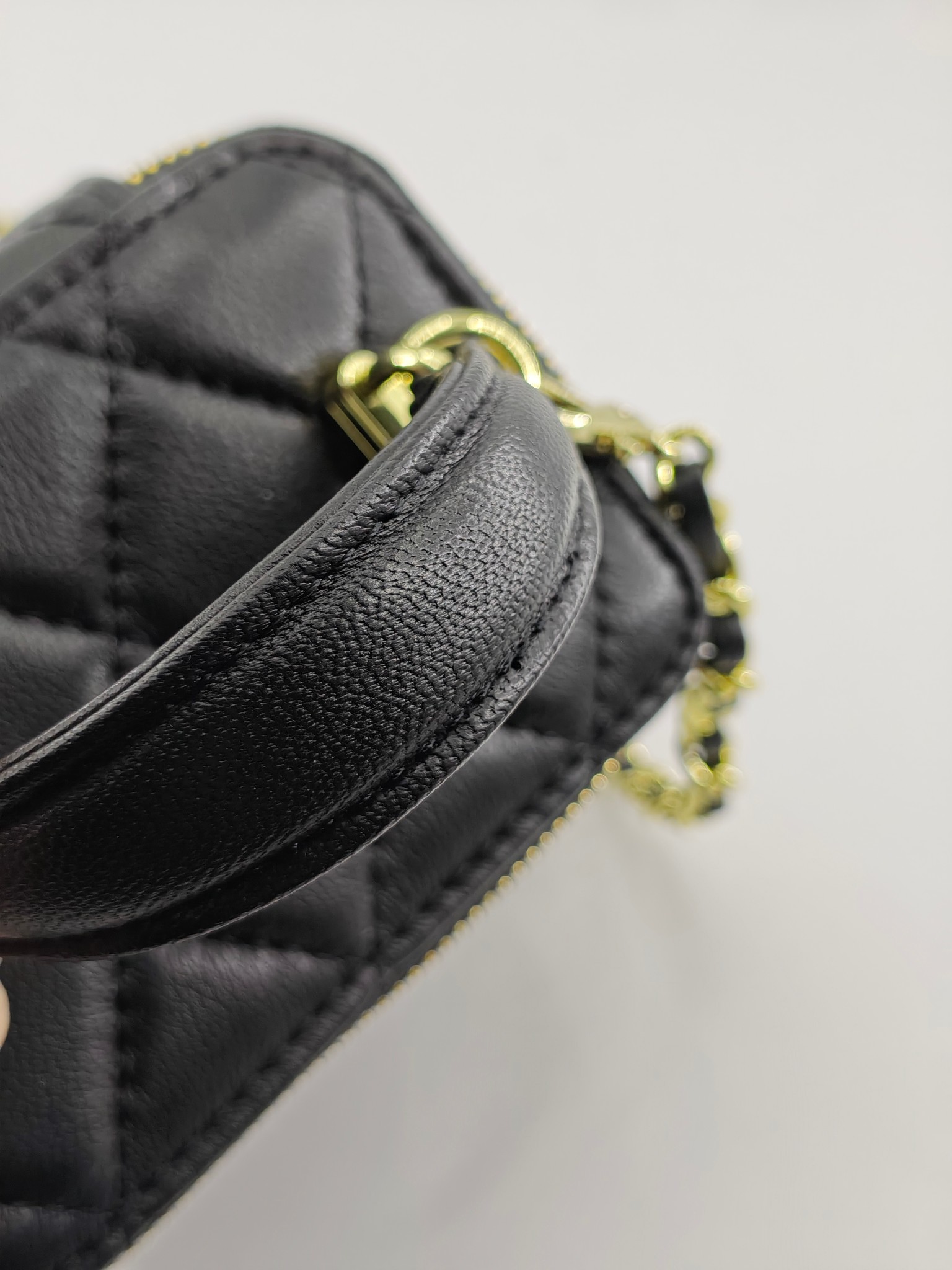 小香化妆包配金属链条化妆镜
黑色头层小羊皮金扣
实物实拍
尺寸：14*10*9
款号：1918-1
