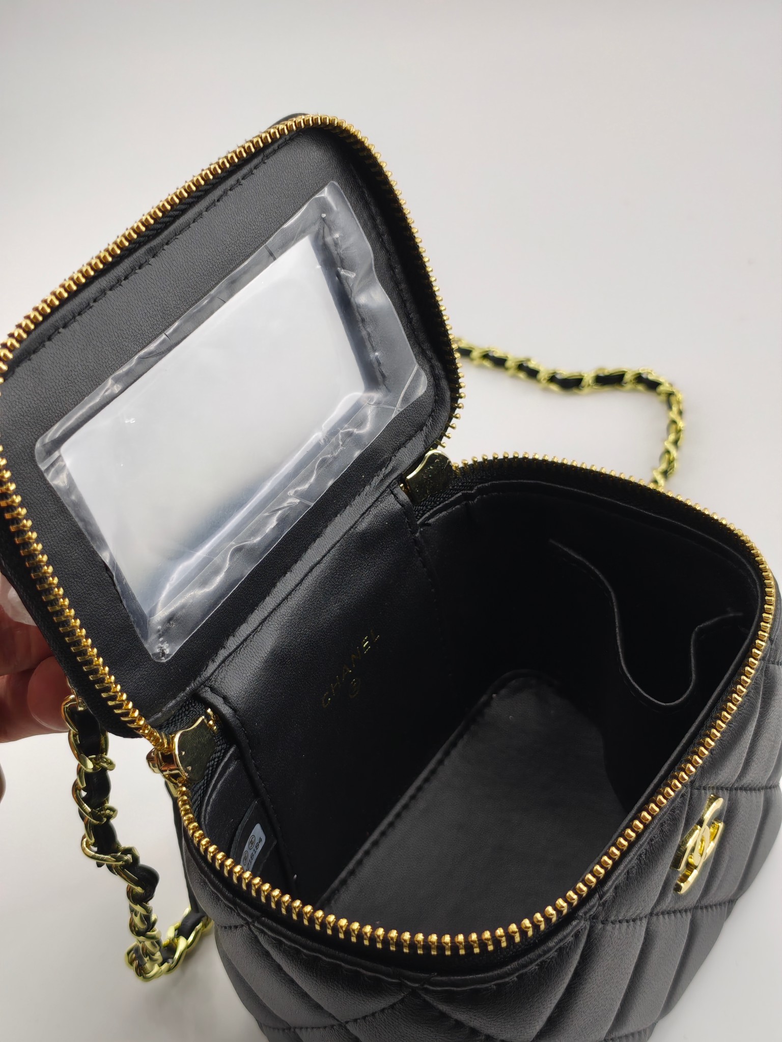 小香化妆包配金属链条化妆镜
黑色头层小羊皮金扣
实物实拍
尺寸：14*10*9
款号：1918-1
