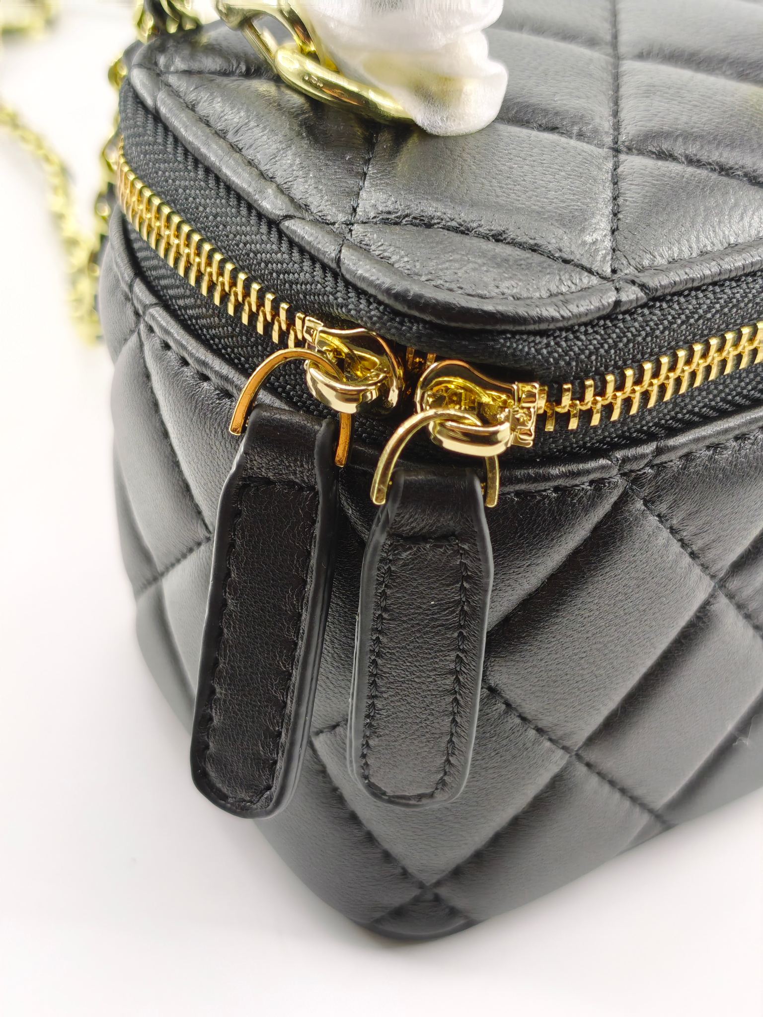 小香化妆包配金属链条化妆镜
黑色头层小羊皮金扣
实物实拍
尺寸：14*10*9
款号：1918-1
