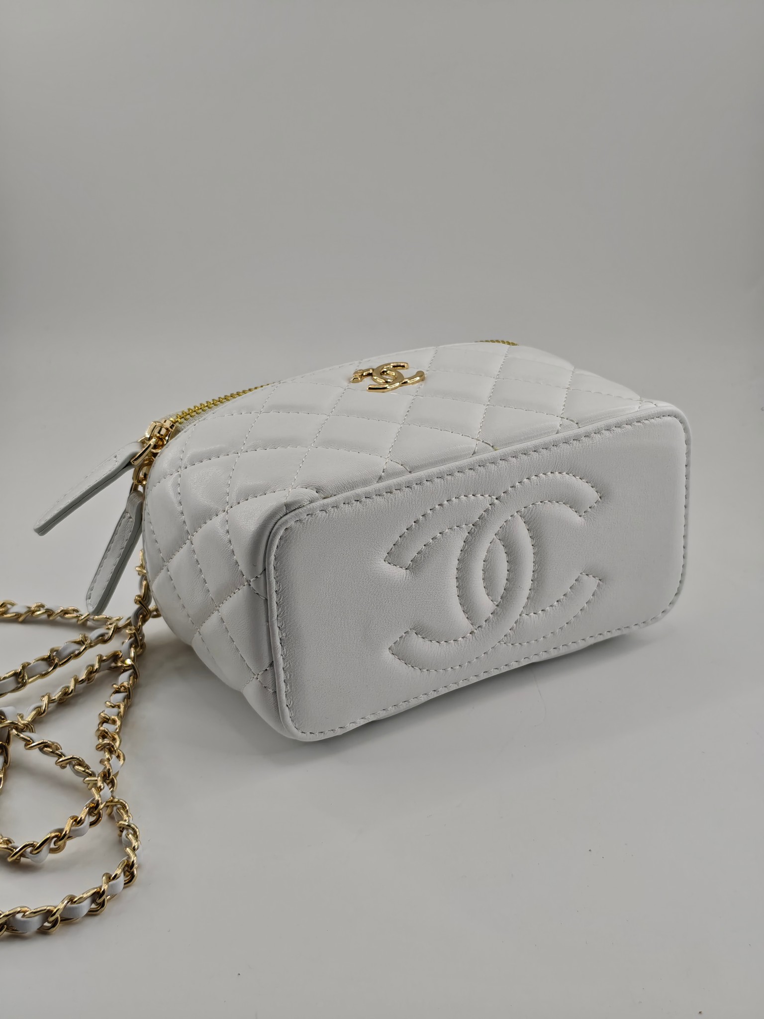 小香化妆包配金属链条化妆镜
白色头层小羊皮金扣
实物实拍
尺寸：18*10*9
款号：760
