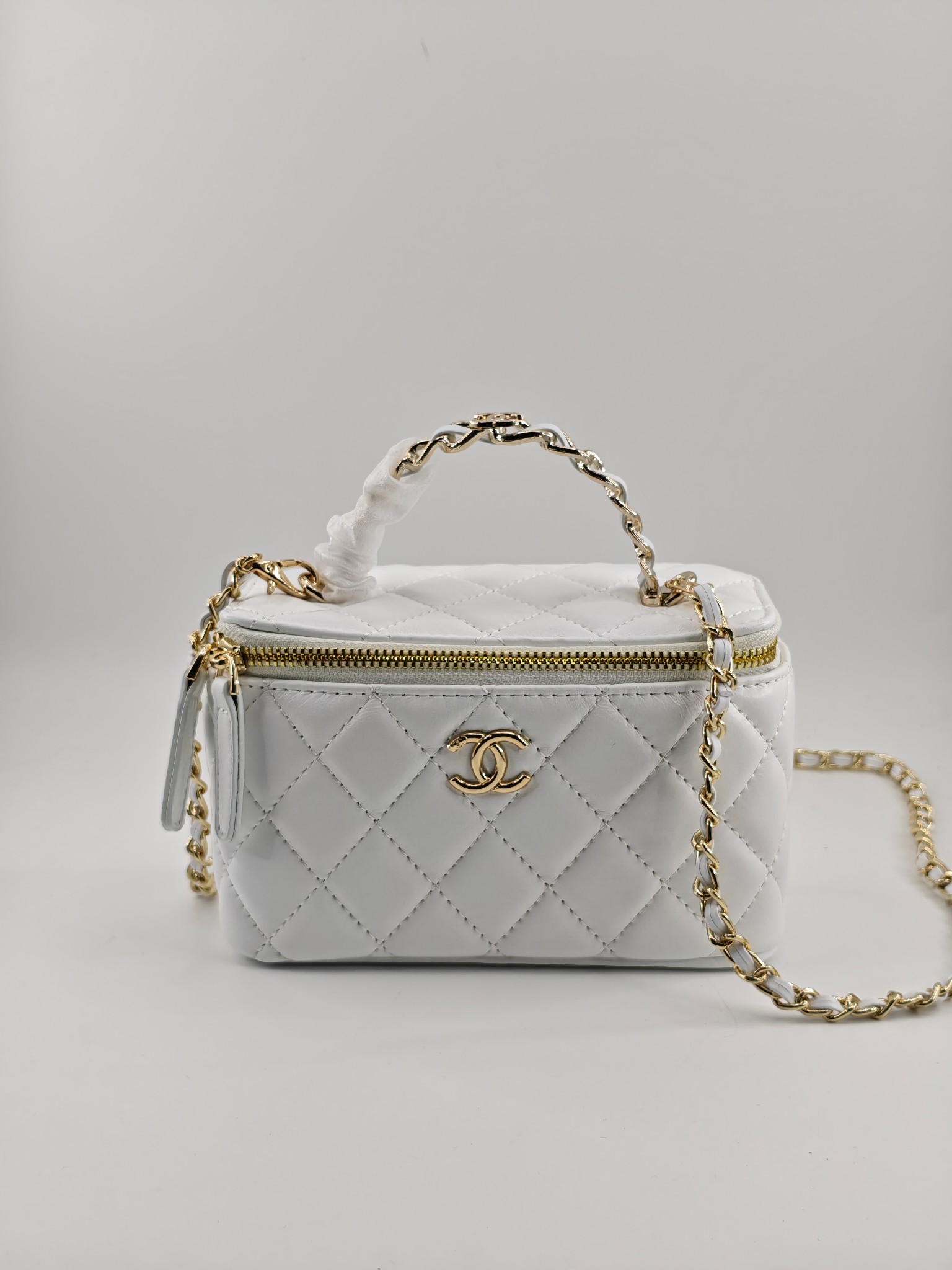 小香化妆包配金属链条化妆镜
白色头层小羊皮金扣
实物实拍
尺寸：18*10*9
款号：760
